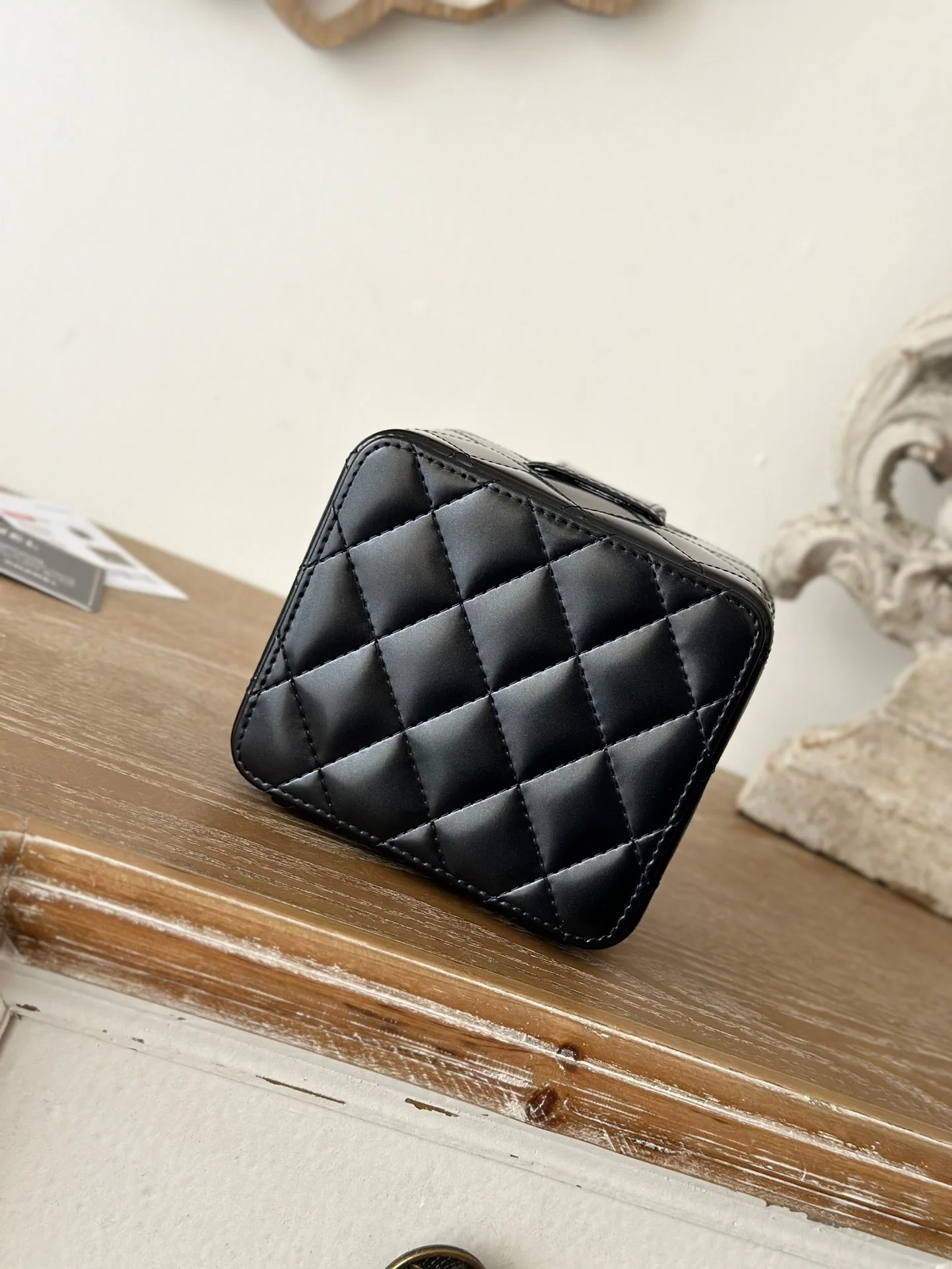 MINI VINTAGE COSMETIC BAG 11 IN BLACK SHINY CALFSKIN GOLD HARDWARE