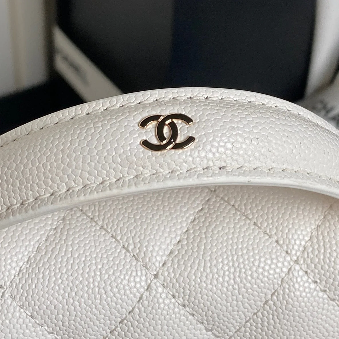 25C FLAP BAG 18 IN WHITE SHINY GRAINED CALFSKIN GOLD HARDWARE