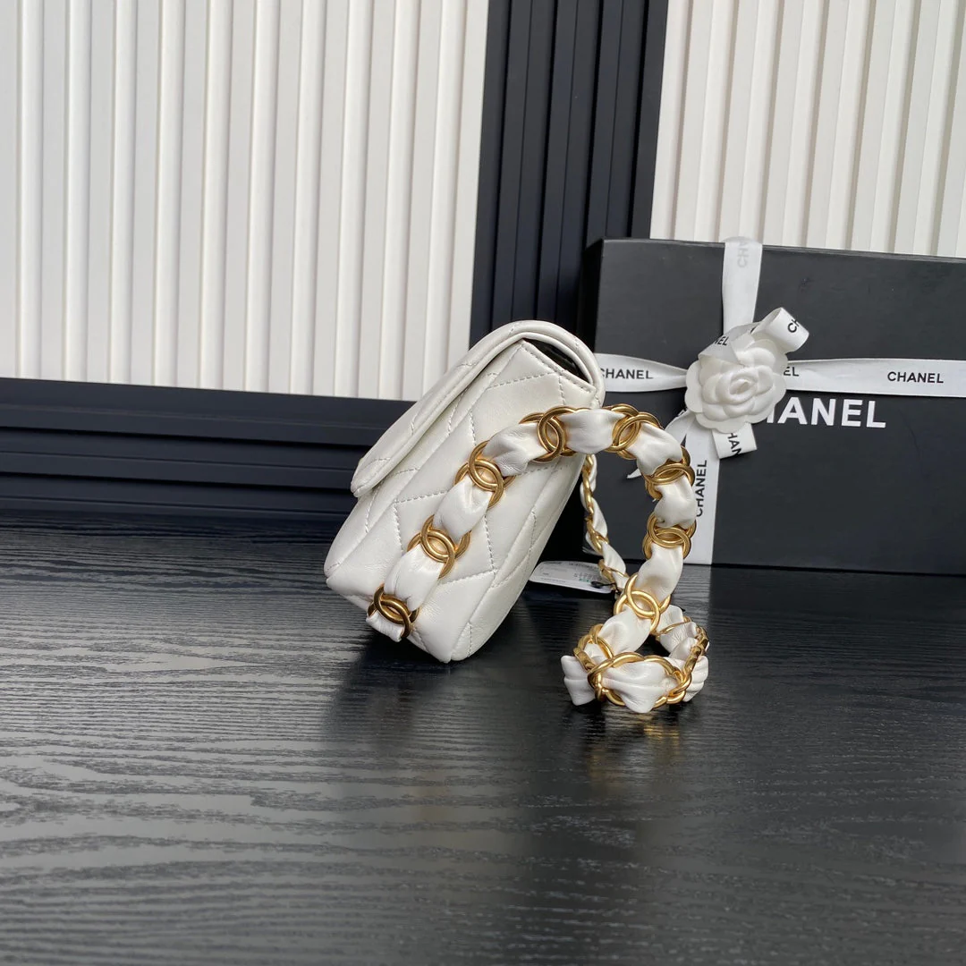 MEDIUM FLAP BAG 26 IN WHITE CALFSKIN GOLD DOUBLE C THICK CHAIN