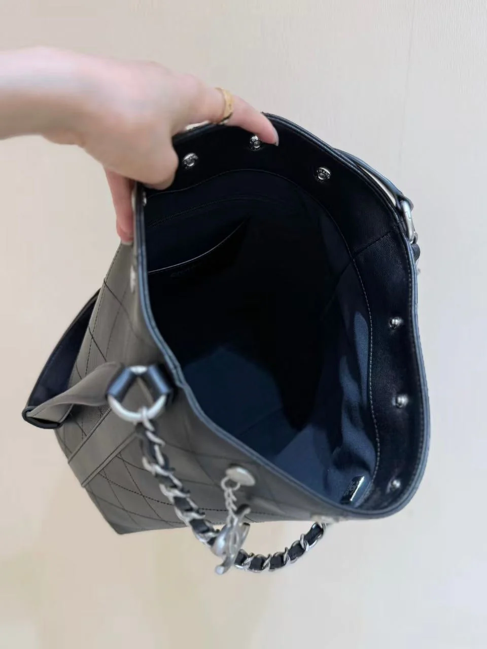 CHANEL 25S LARGE BUCKET BAG 31 IN BLACK SHINY LAMBSKIN SILVER HARDWARE