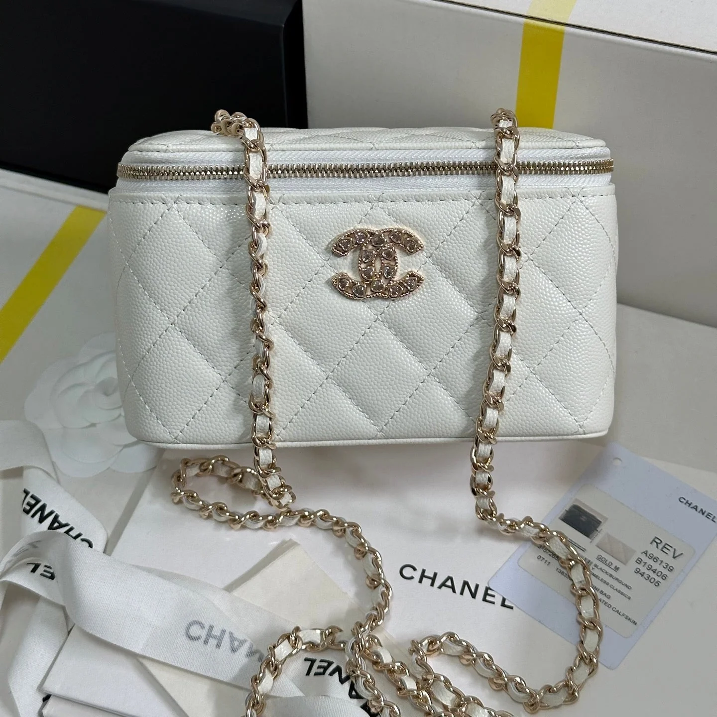 VANITY CASE 17 CRYSTAL STUDDED LOGO IN WHITE CALFSKIN GOLD HARDWARE