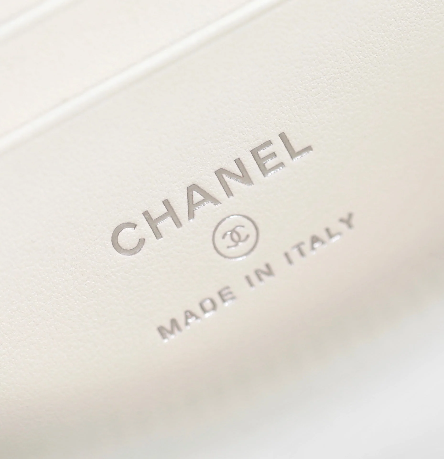 CC VANITY CASE 17 WHITE LAMBSKIN SILVER HARDWARE