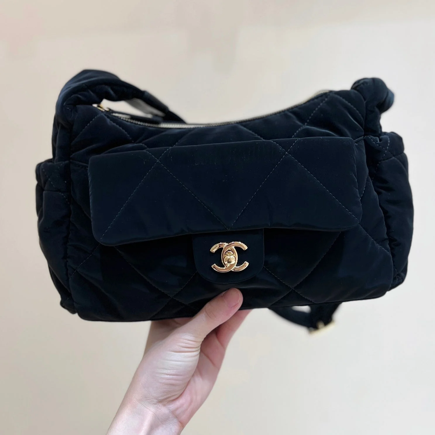 HOBO BAG 32 IN BLACK NYLON WITH GOLD METAL