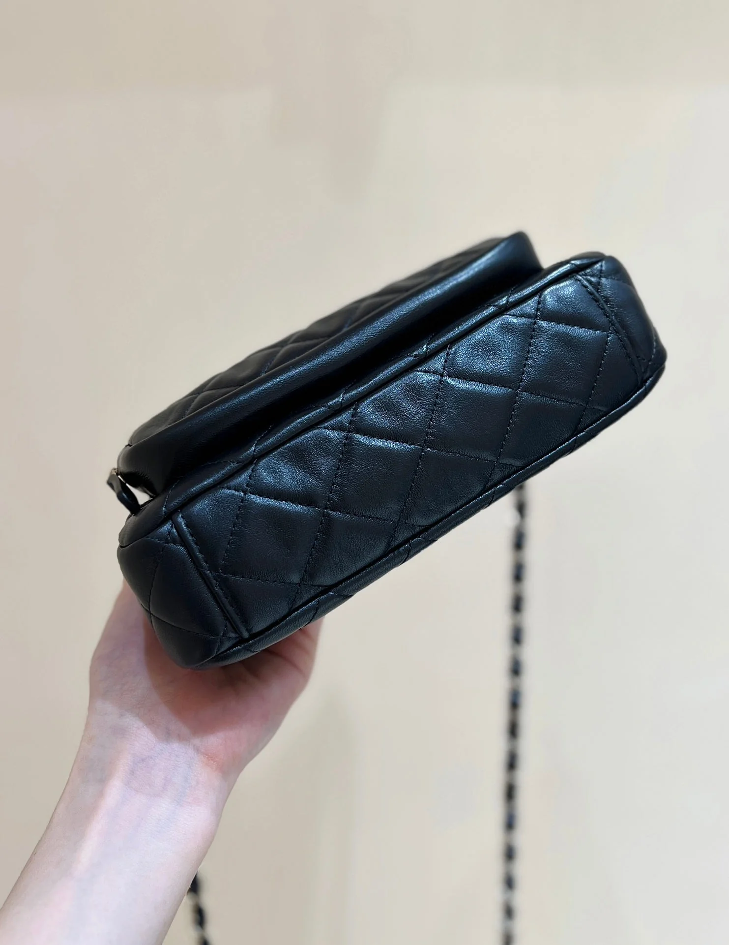 QUILTED SHOULDER BAG 21 IN BLACK LAMBSKIN WITH GOLD METALLIC