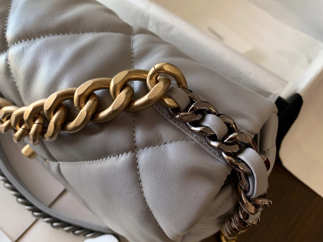 19 FLAP BAG 30 GREY GOATSKIN GOLD HARDWARE