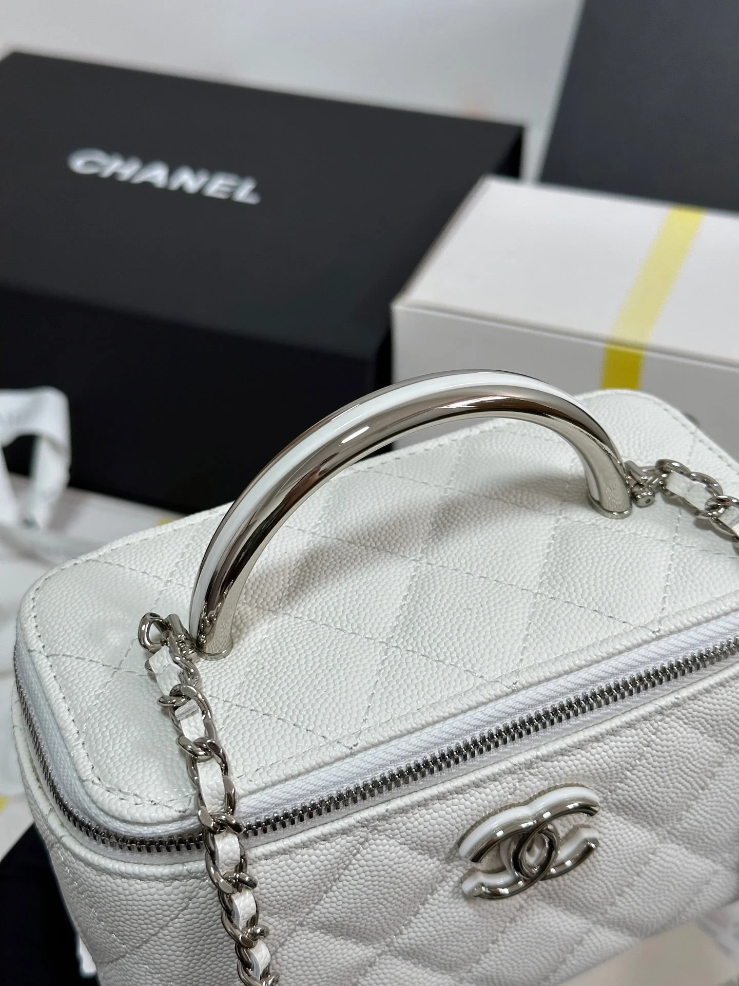 MINI VANITY TOP HANDLE CASE 17 IN WHITE CAVIAR SKIN SILVER-TONE PLATED METAL