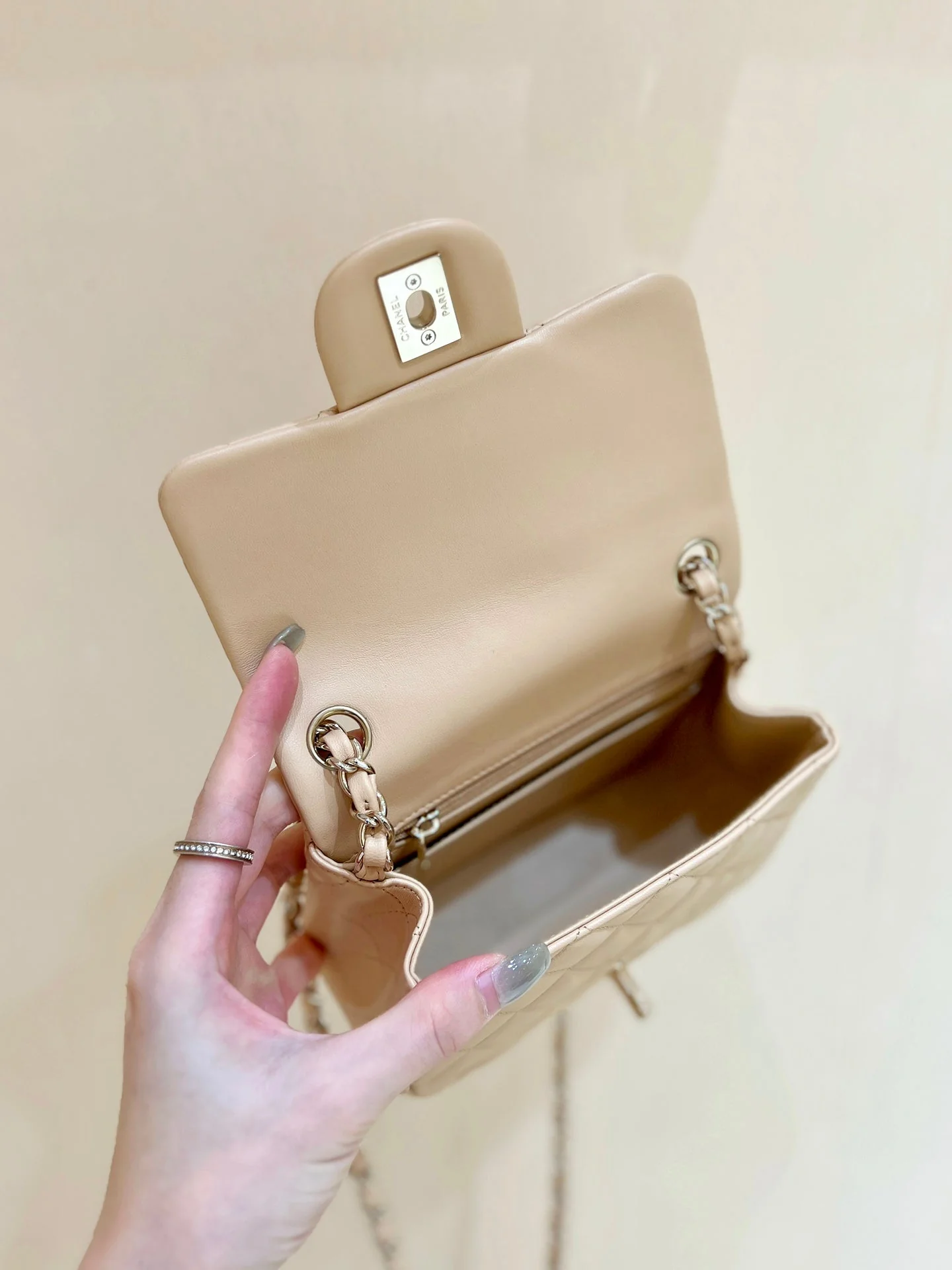 CHANEL 25S FLAP BAG 17 CM IN LIGHT BEIGE LAMBSKIN WITH GOLD HARDWARE