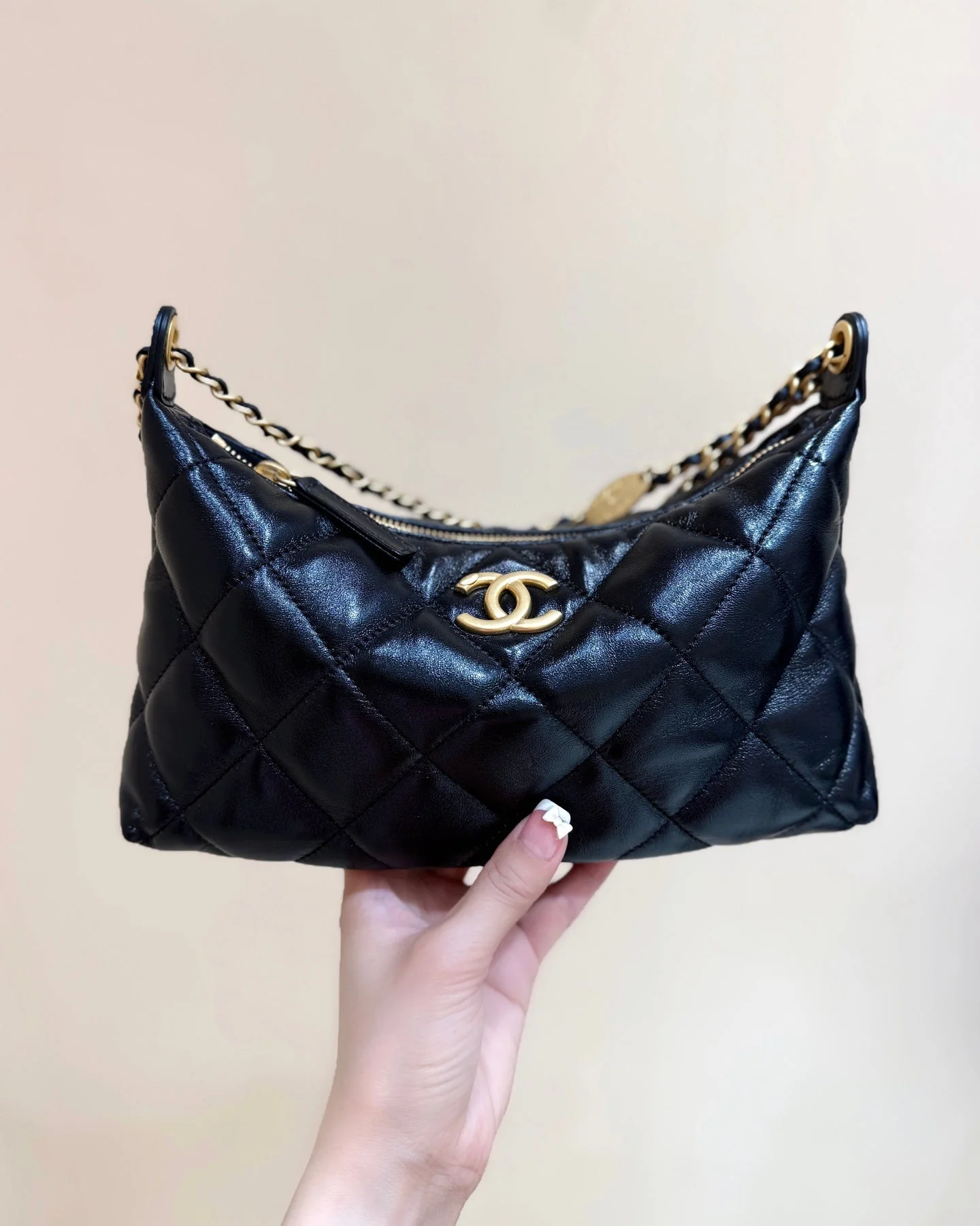 QUILTED HOBO SHOULDER BAG 26 IN BLACK GLOSSY LAMBSKIN