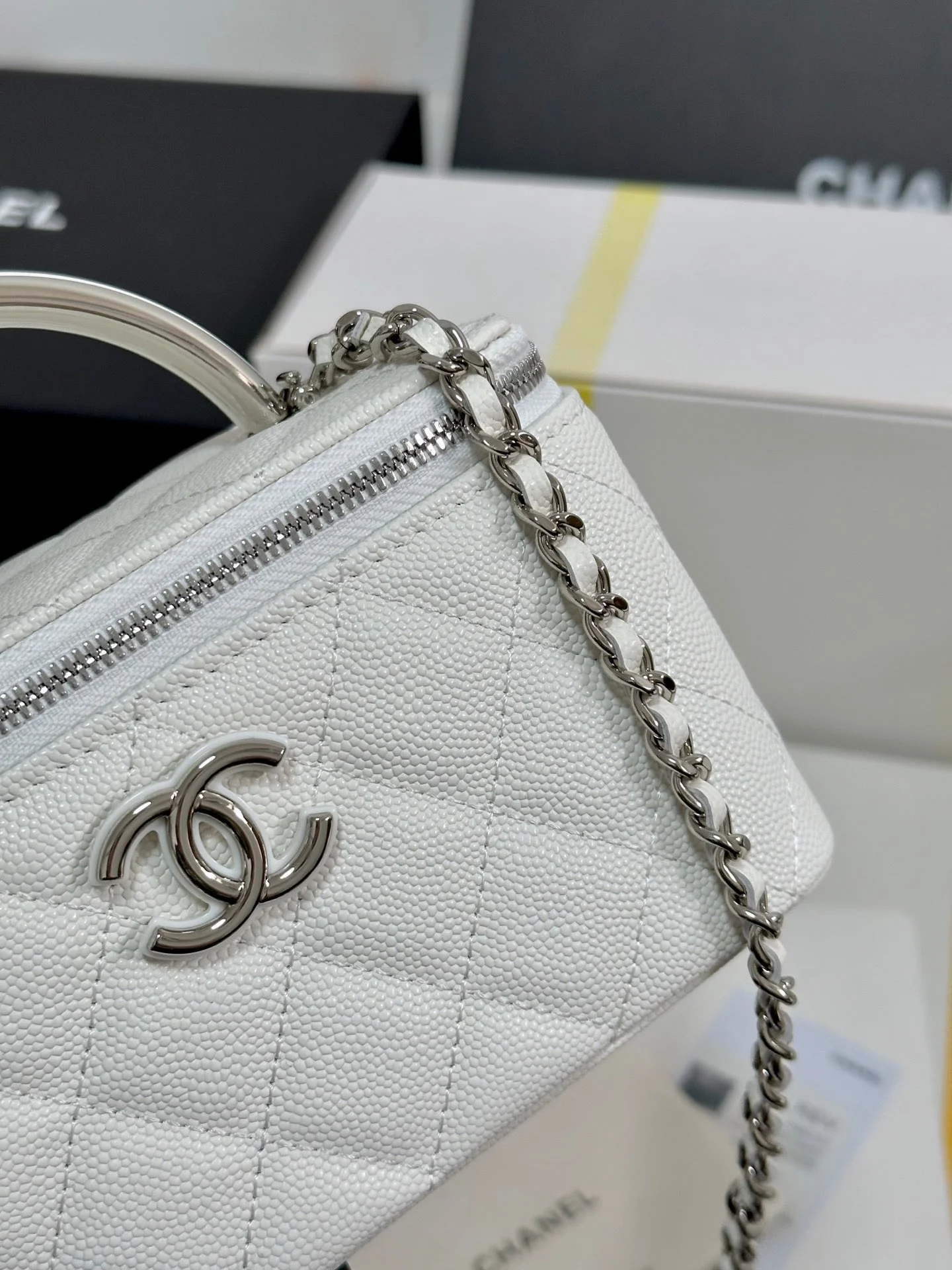MINI VANITY TOP HANDLE CASE 17 IN WHITE CAVIAR SKIN SILVER-TONE PLATED METAL