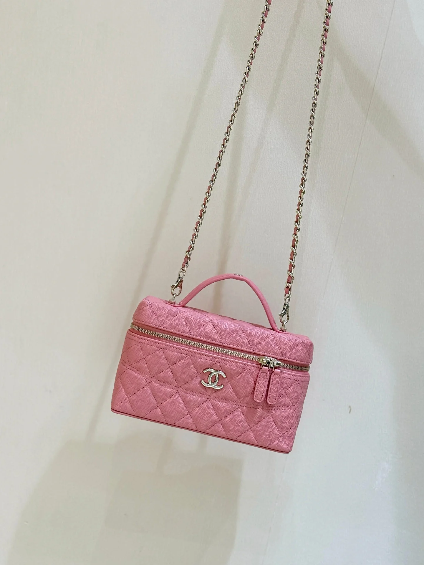 VANITY CASE 19 IN CONTESSA PINK CALFSKIN GOLD-TONE METALLIC