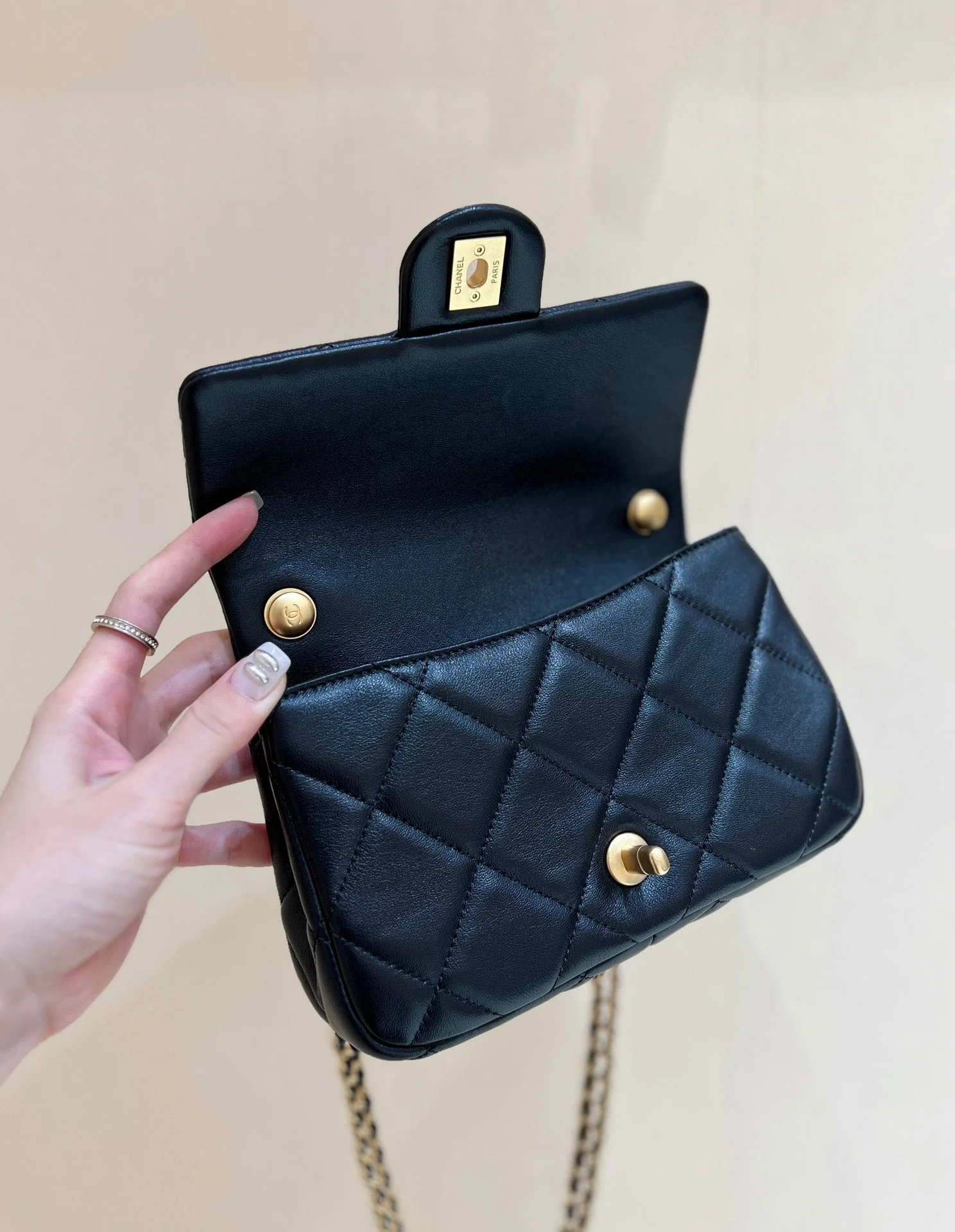 25S CHANEL CROSSBODY HANDBAG 20 IN BLACK LAMBSKIN WITH PEARL CHAIN
