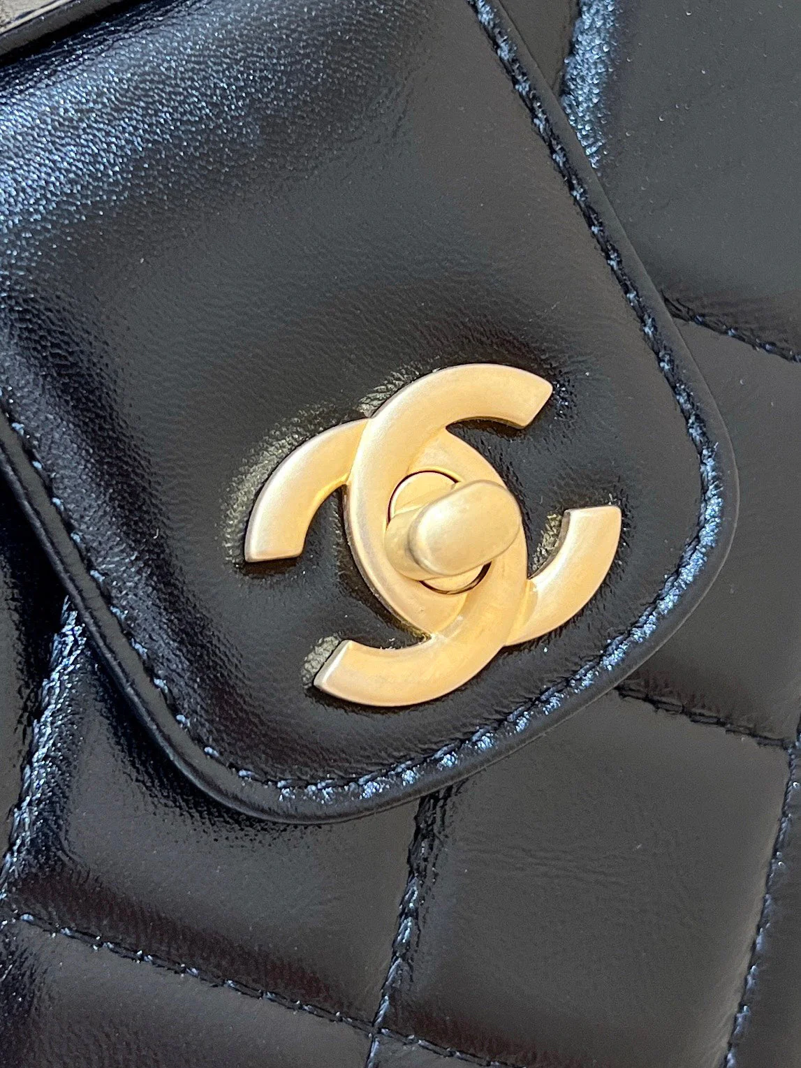 MEDIUM TOP HANDLE BAG 23 IN BLACK OIL-WAX LAMBSKIN GOLD HARDWARE