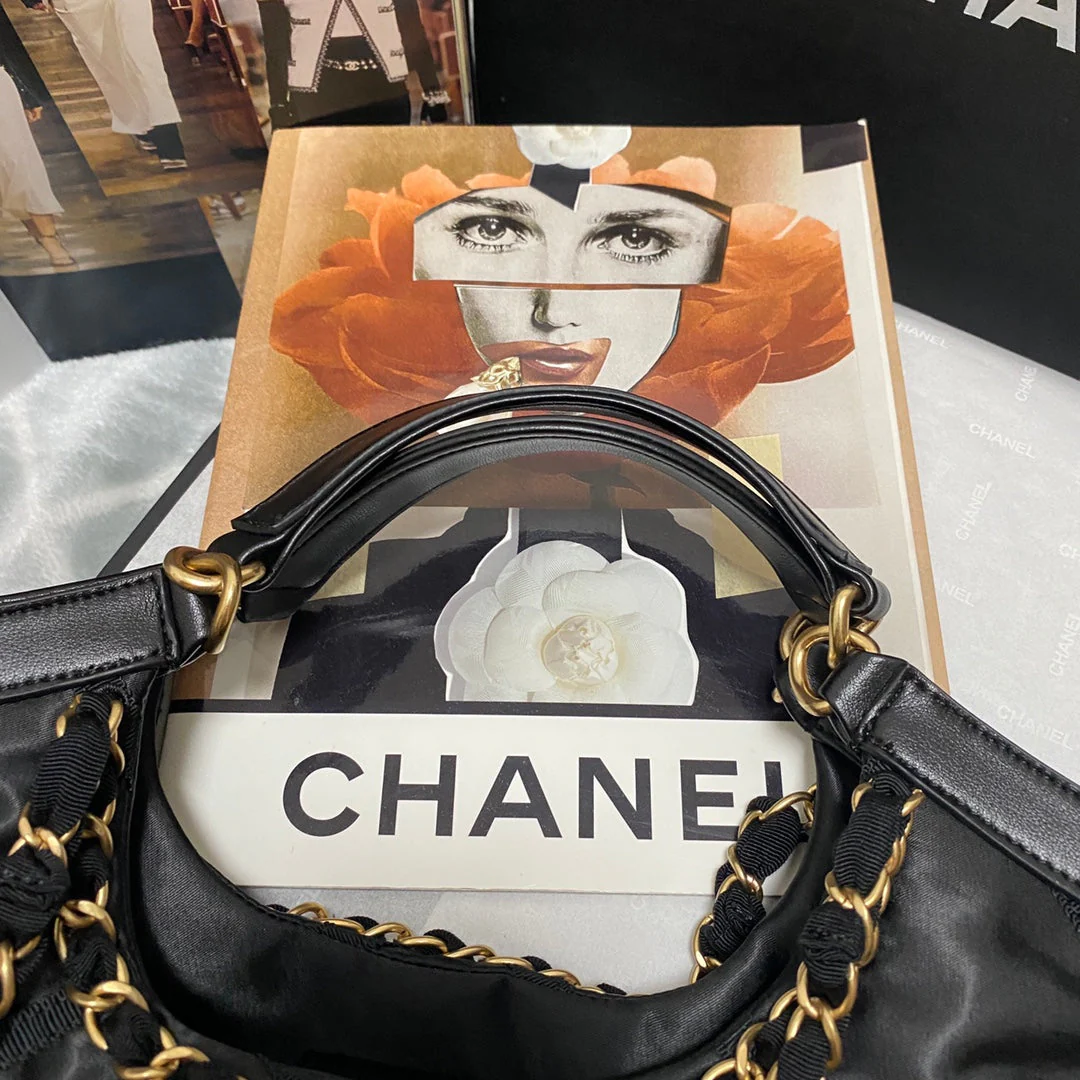TOTE BAG 44 IN BLACK NYLON GOLD HARDWARE