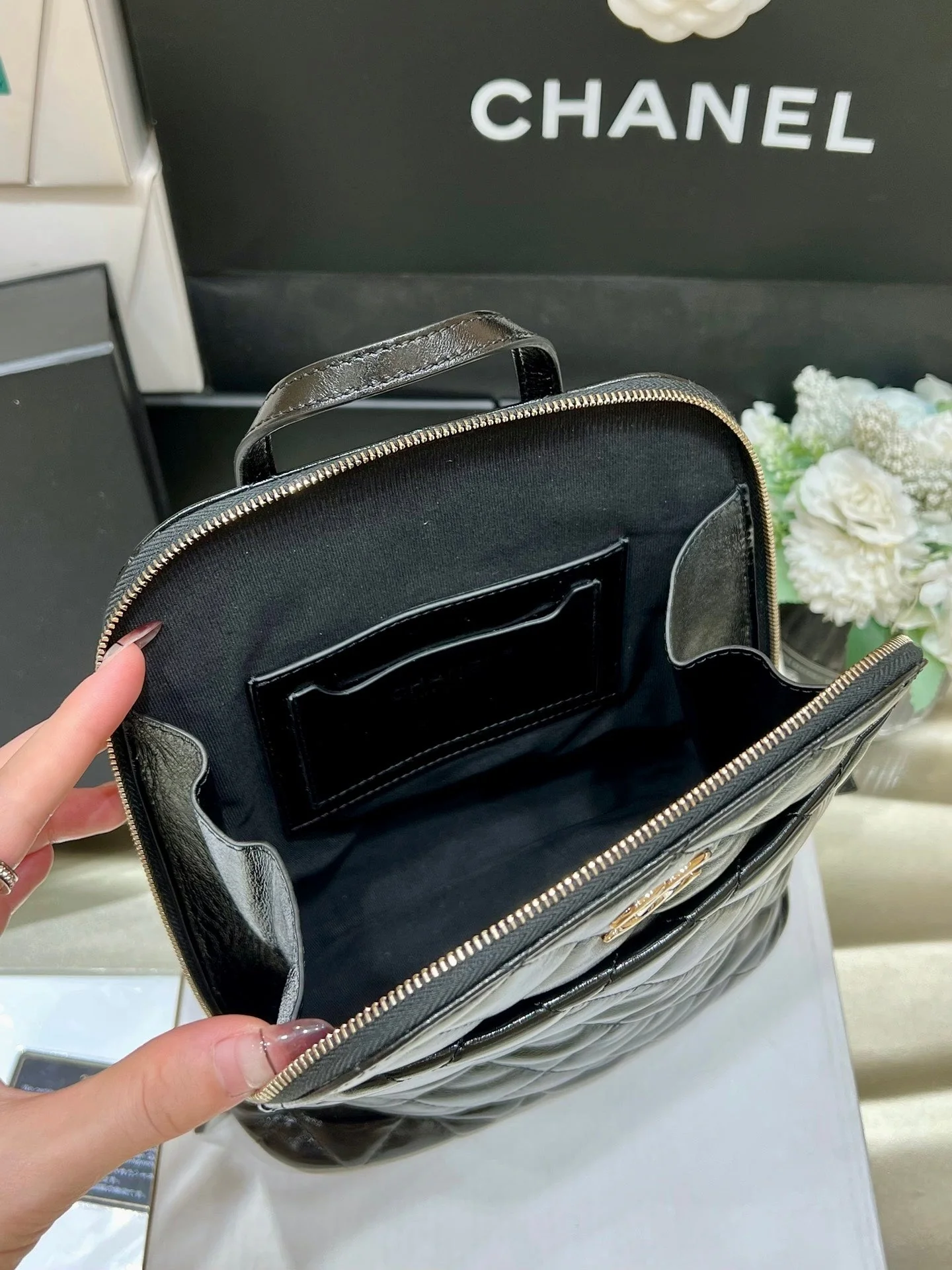CHANEL 25S BACKPACK 23 IN BLACK SHINY CALFSKIN GOLD HARDWARE