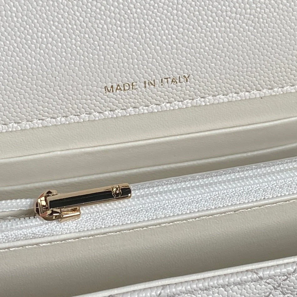 25C FLAP BAG 18 IN WHITE SHINY GRAINED CALFSKIN GOLD HARDWARE
