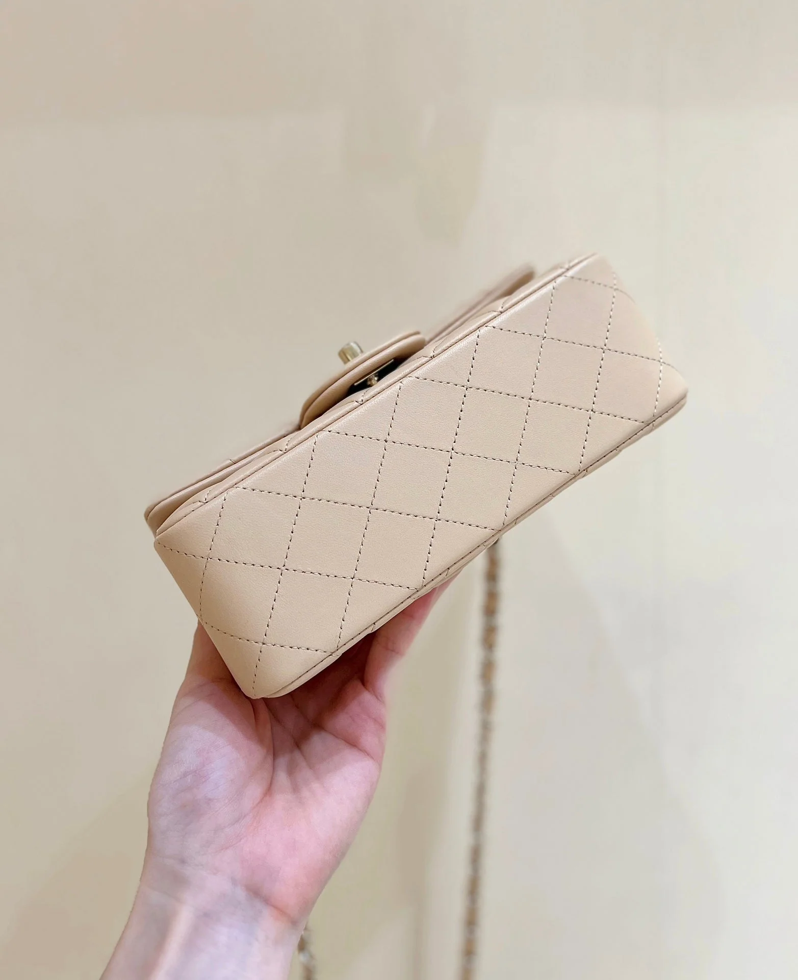 CHANEL 25S FLAP BAG 20 CM IN LIGHT BEIGE LAMBSKIN WITH GOLD HARDWARE