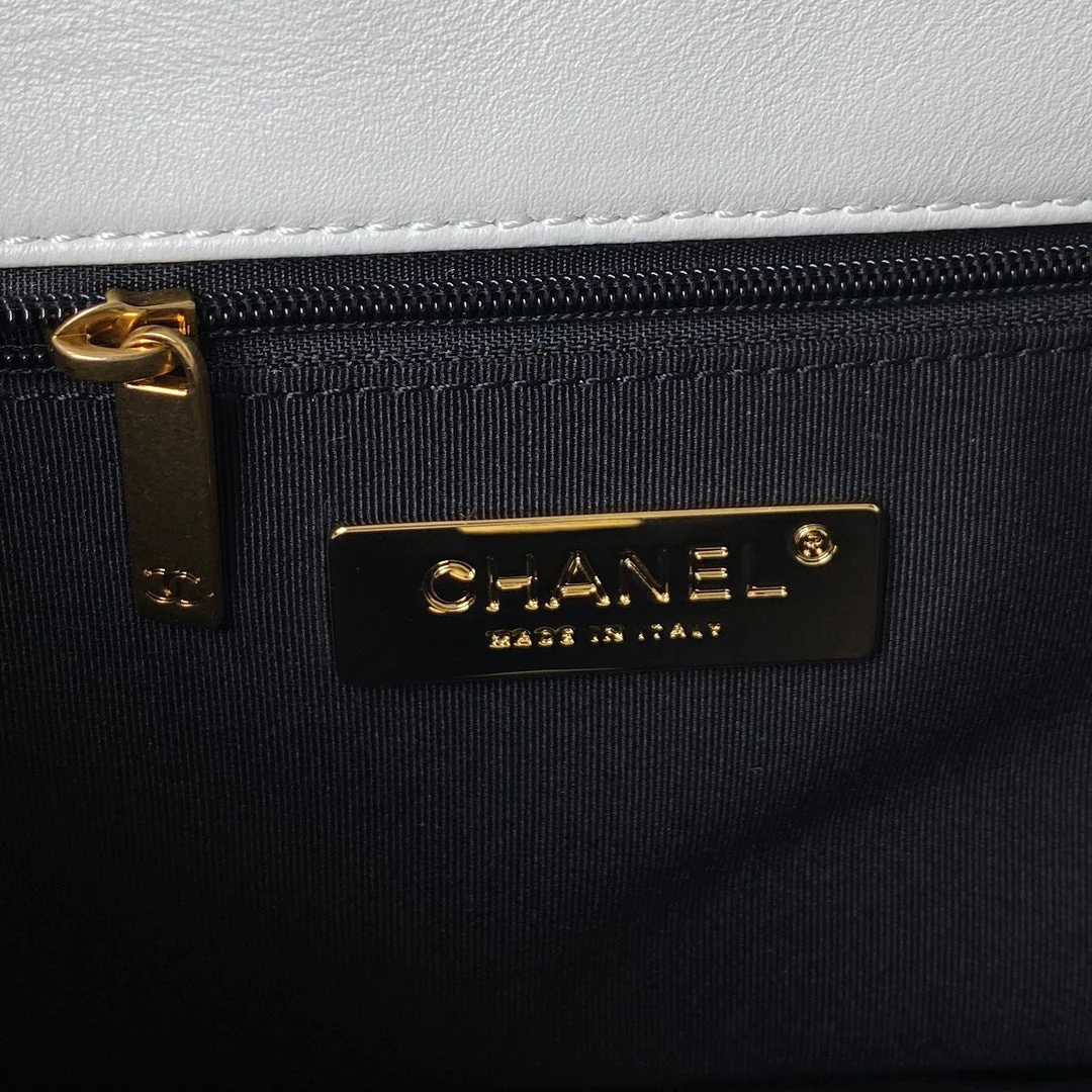 CC MEDIUM 26 FLAP BAG IN WHITE LAMBSKIN