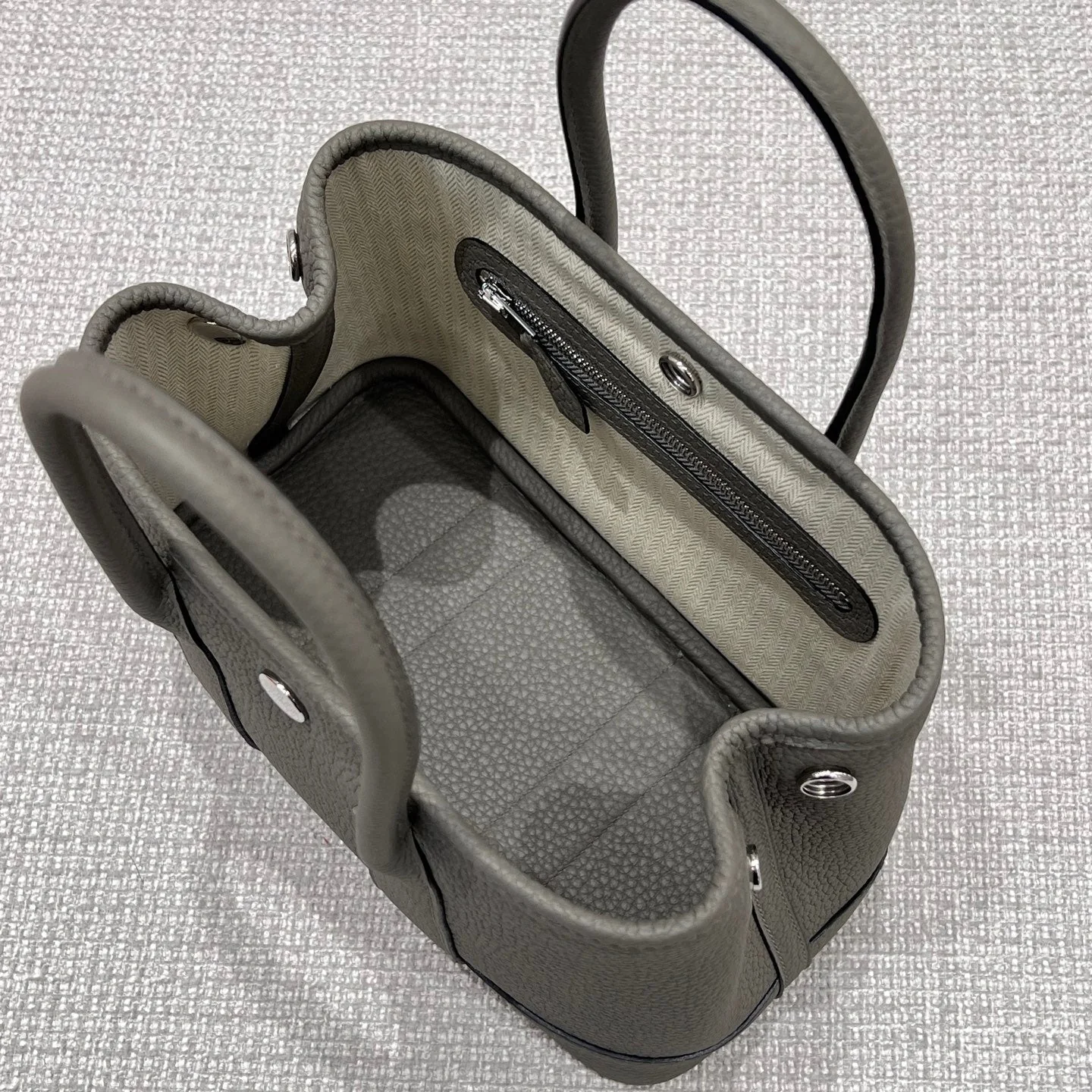 GARDEN PARTY 23CM IN GREY CALFSKIN