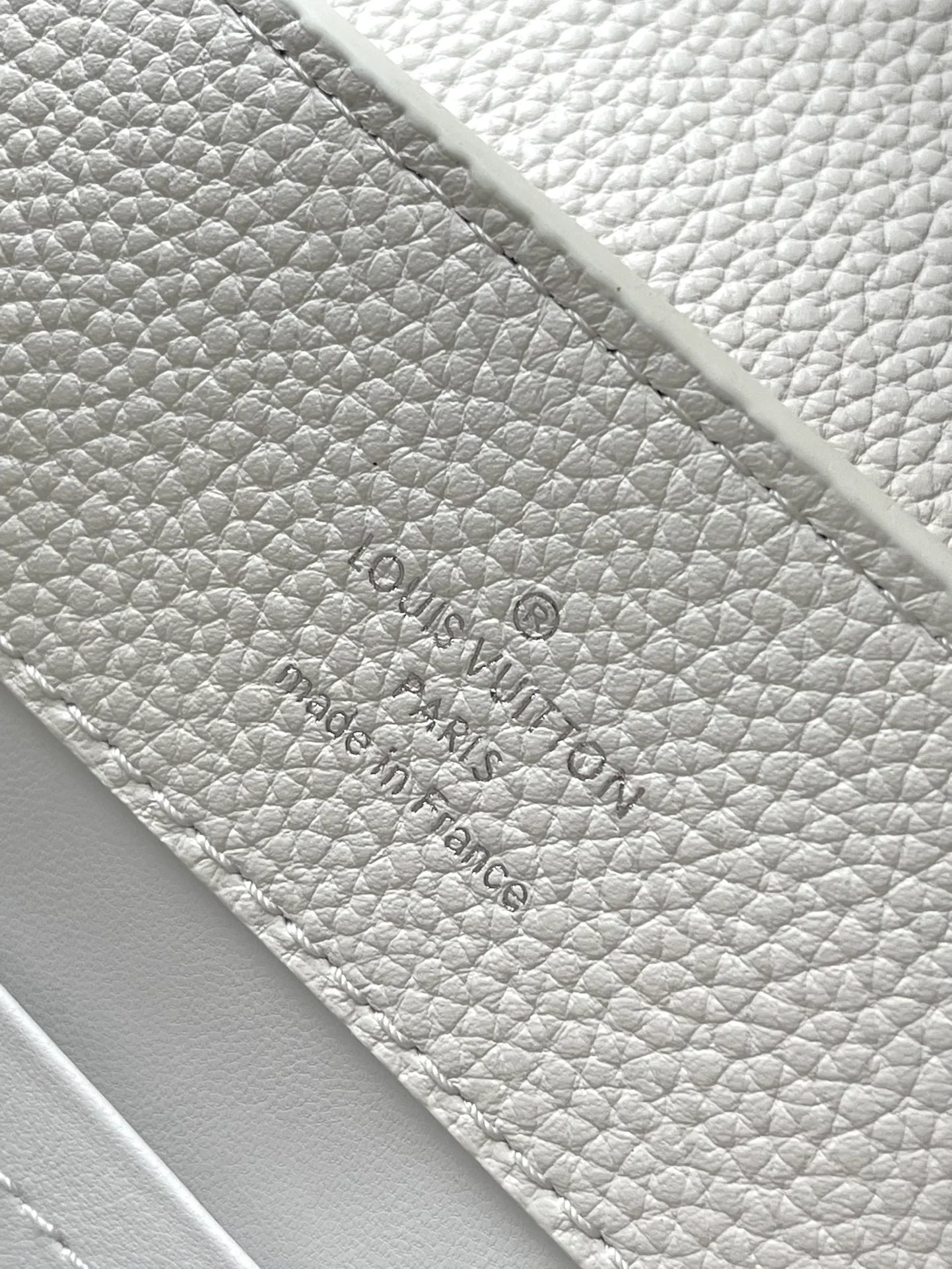 CAPUCINES EAST-WEST 33 IN WHITE CALFSKIN SILVER HARDWARE