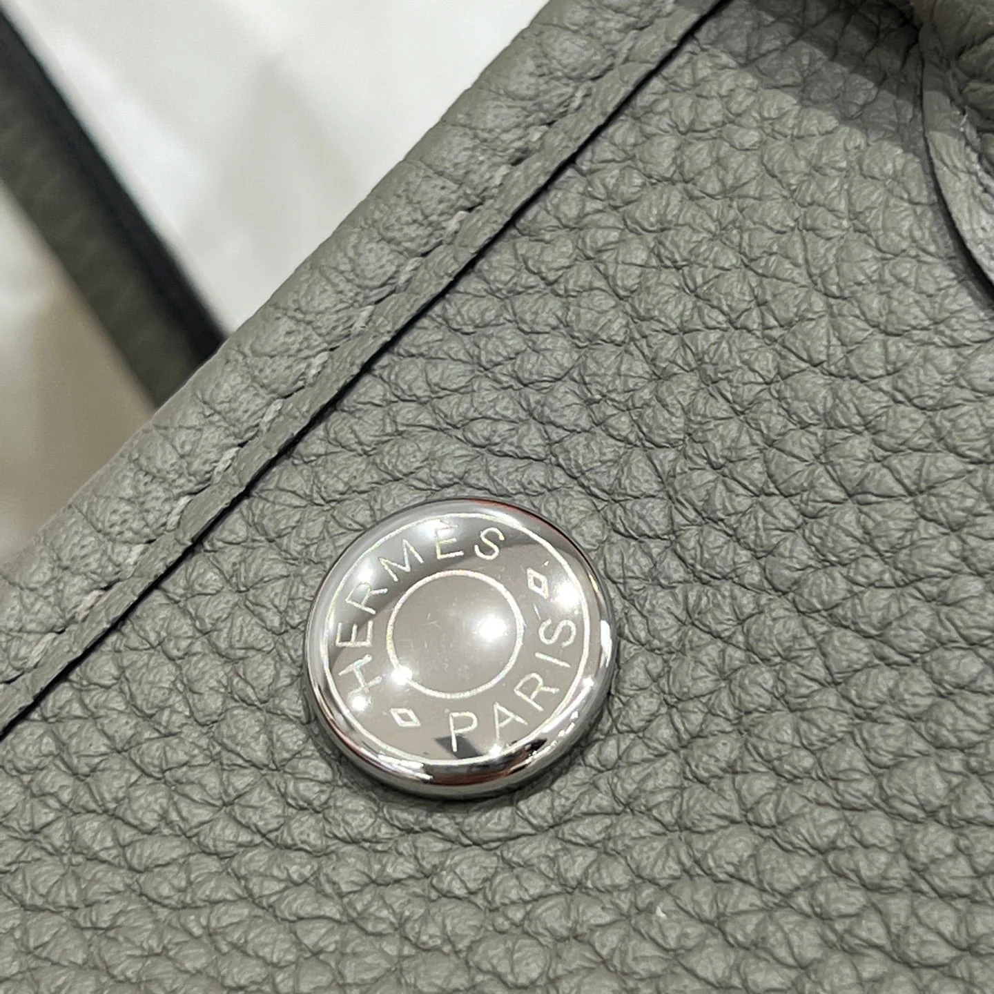 GARDEN PARTY 23CM IN GREY CALFSKIN