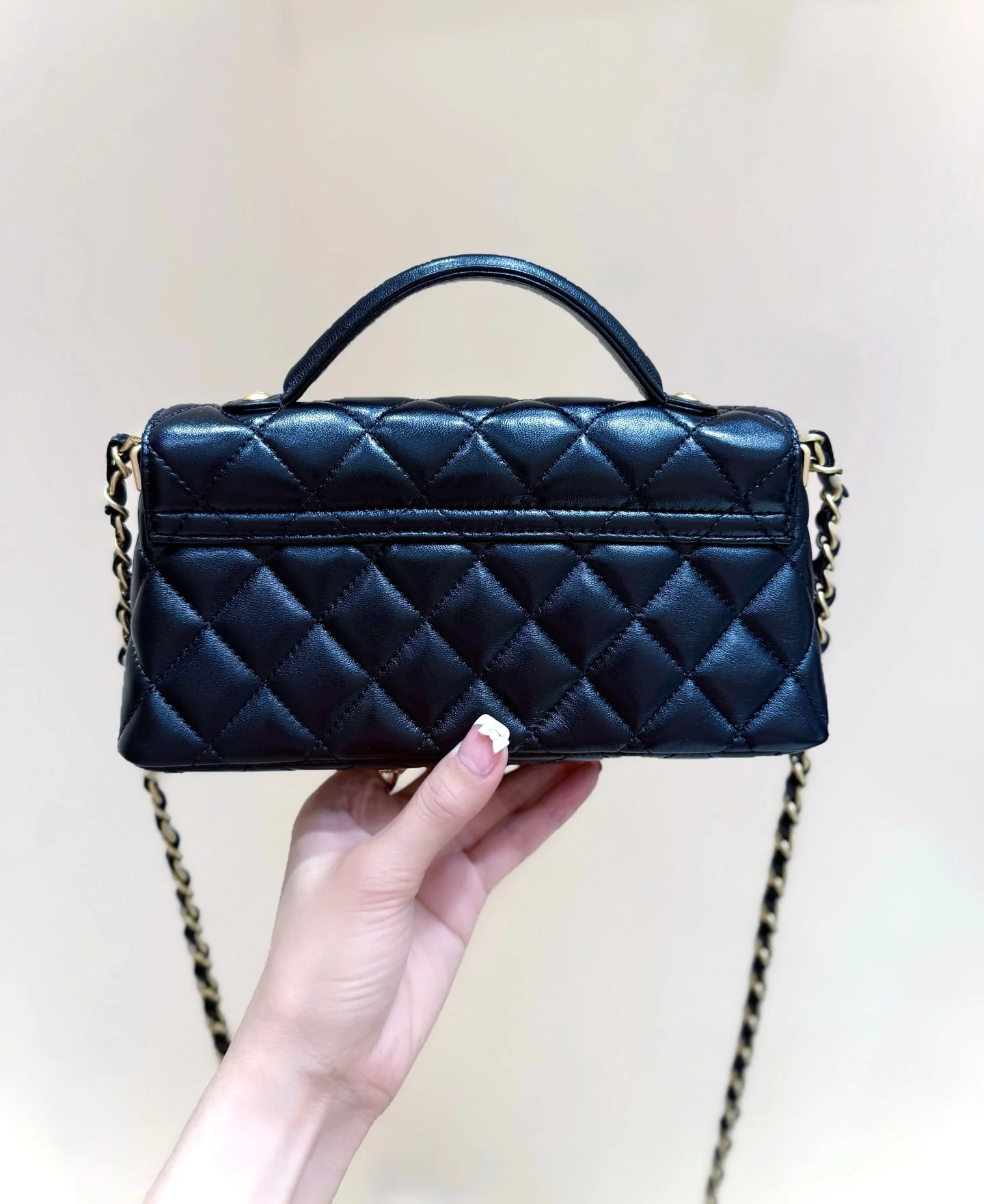 QUILTED FLAP BAG WITH HANDLE 20 IN BLACK LAMBSKIN GOLD PLATED METAL