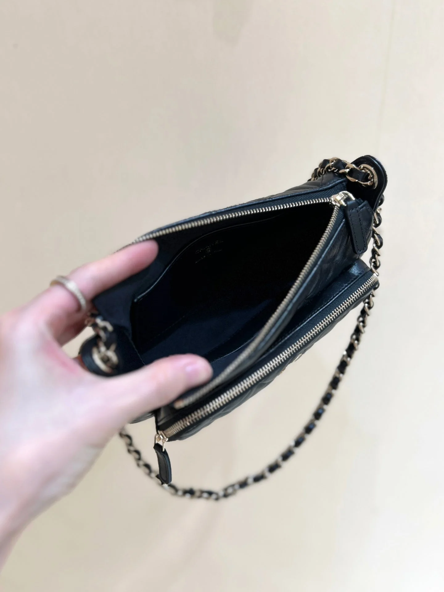 QUILTED SHOULDER BAG 21 IN BLACK LAMBSKIN WITH GOLD METALLIC