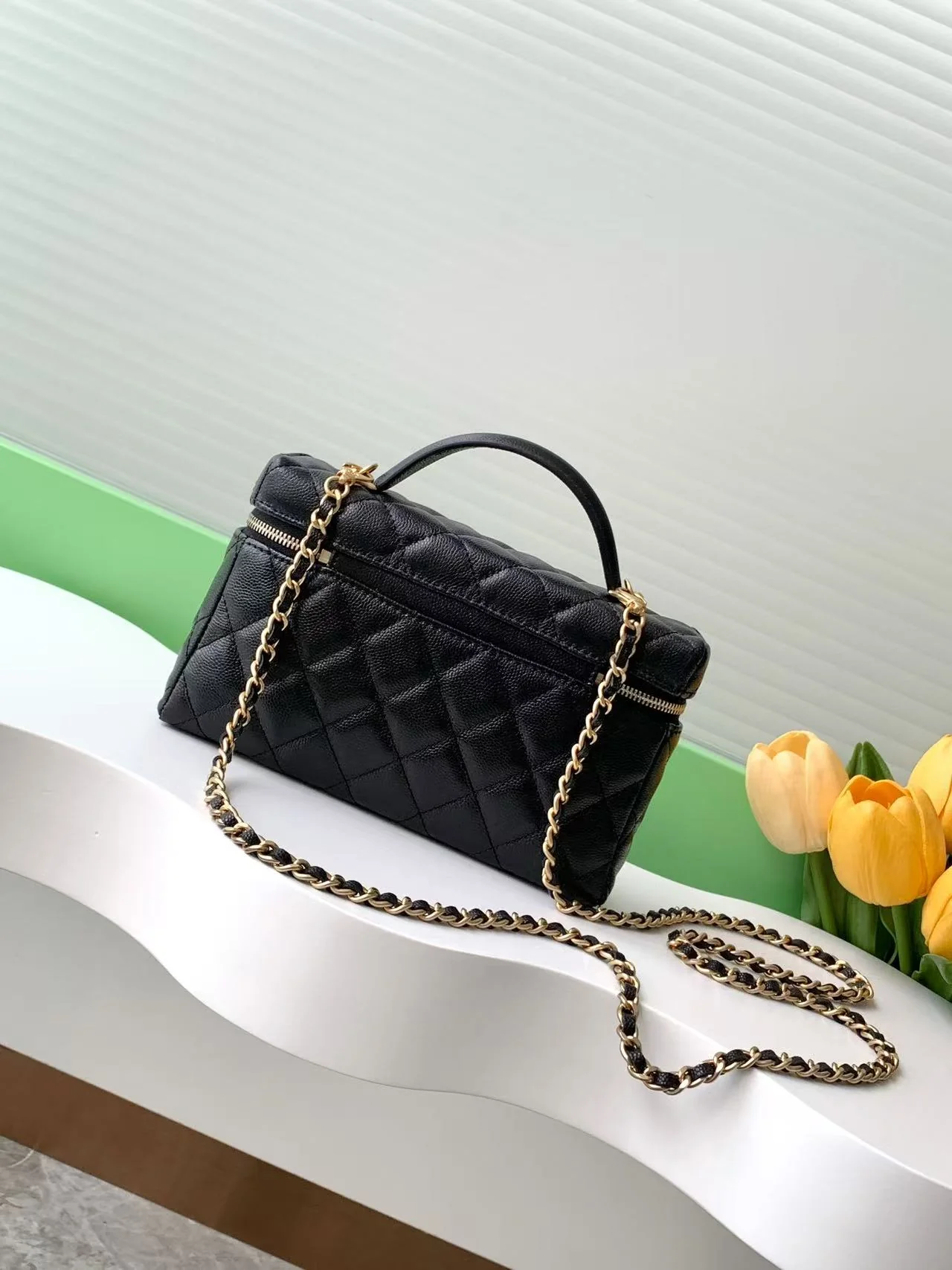 VANITY CASE 19 IN BLACK GRAINED CALFSKIN GOLD HARDWARE