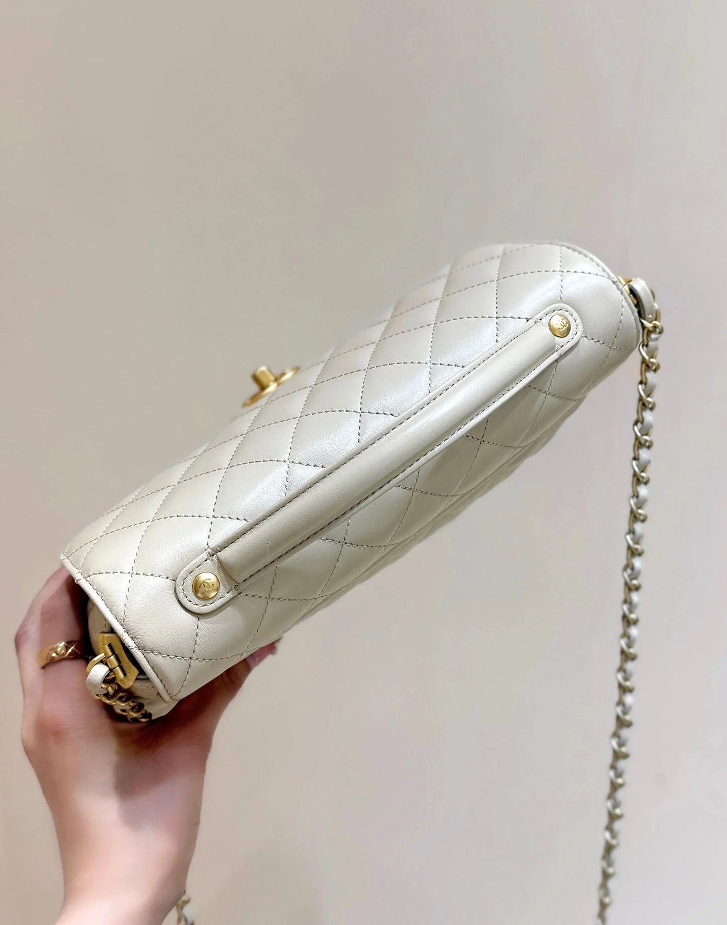 QUILTED FLAP BAG WITH HANDLE 26 IN BEIGE LAMBSKIN GOLD PLATED METAL