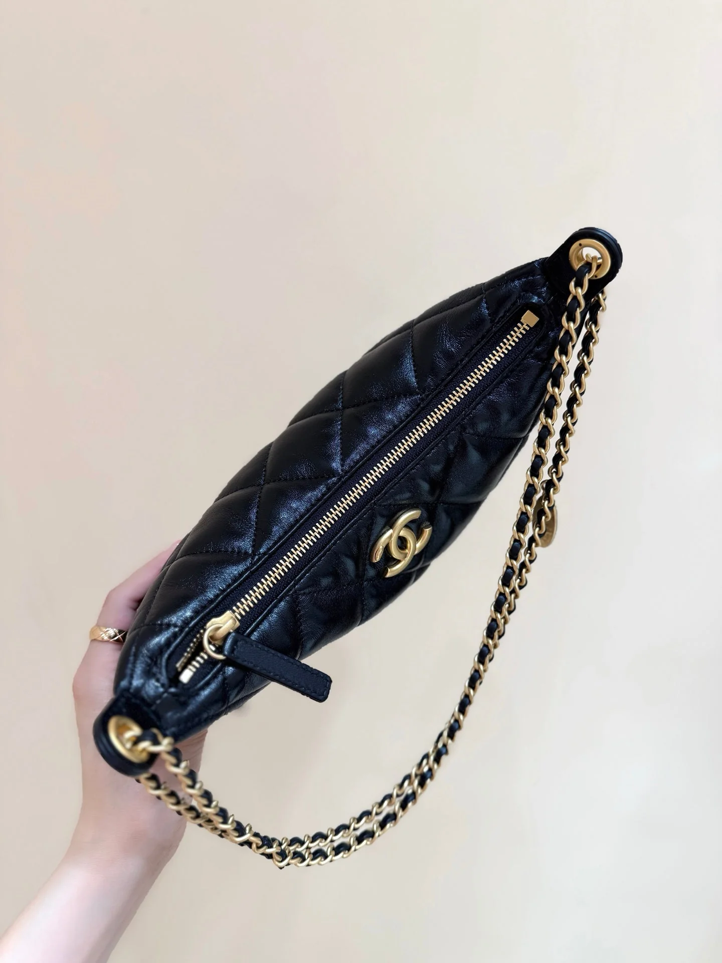 QUILTED HOBO SHOULDER BAG 26 IN BLACK GLOSSY LAMBSKIN