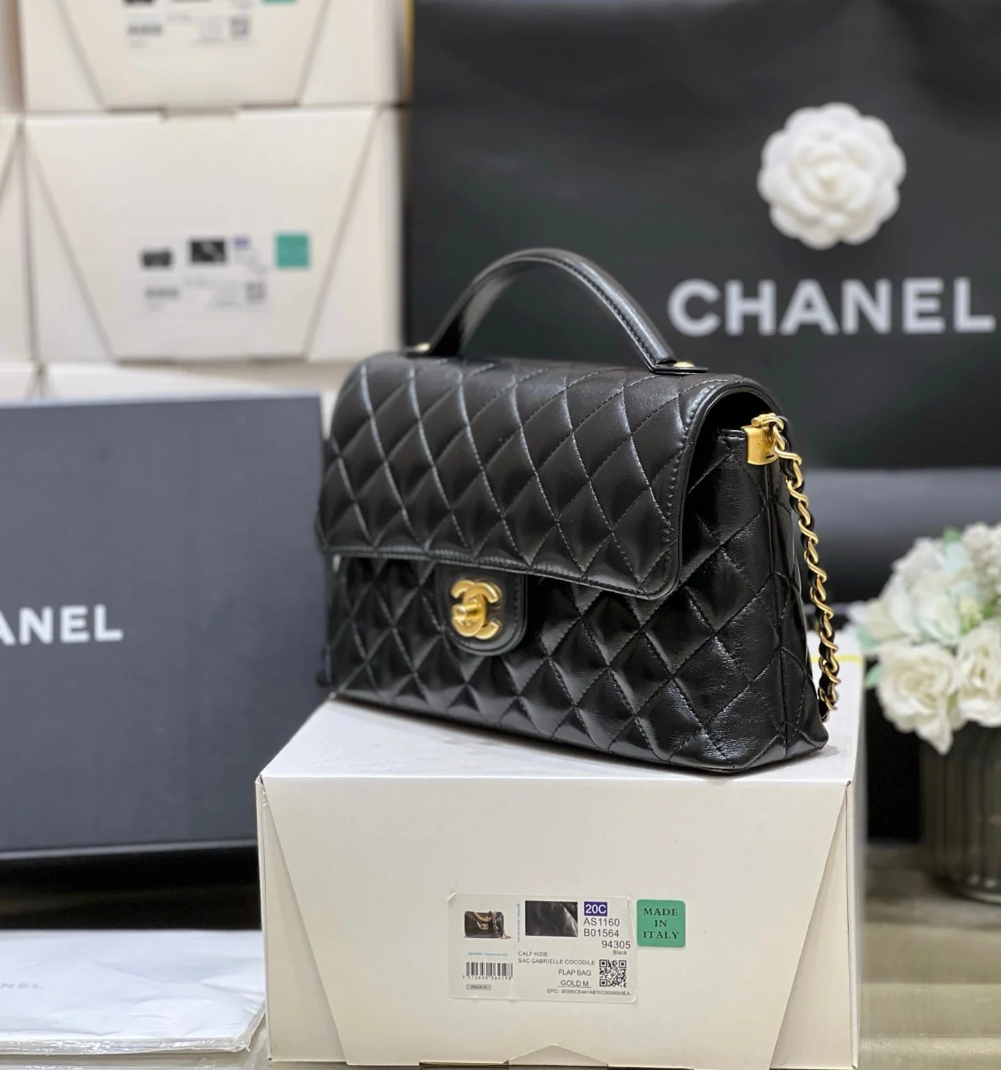 QUILTED FLAP BAG WITH HANDLE 26 IN BLACK LAMBSKIN GOLD PLATED METAL