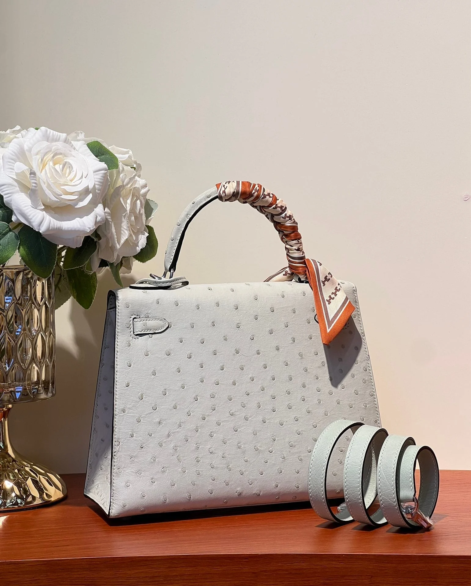 KELLY SELLIER 25 BAG IN PALE GRAY OSTRICH LEATHER WITH SILVER HARDWARE
