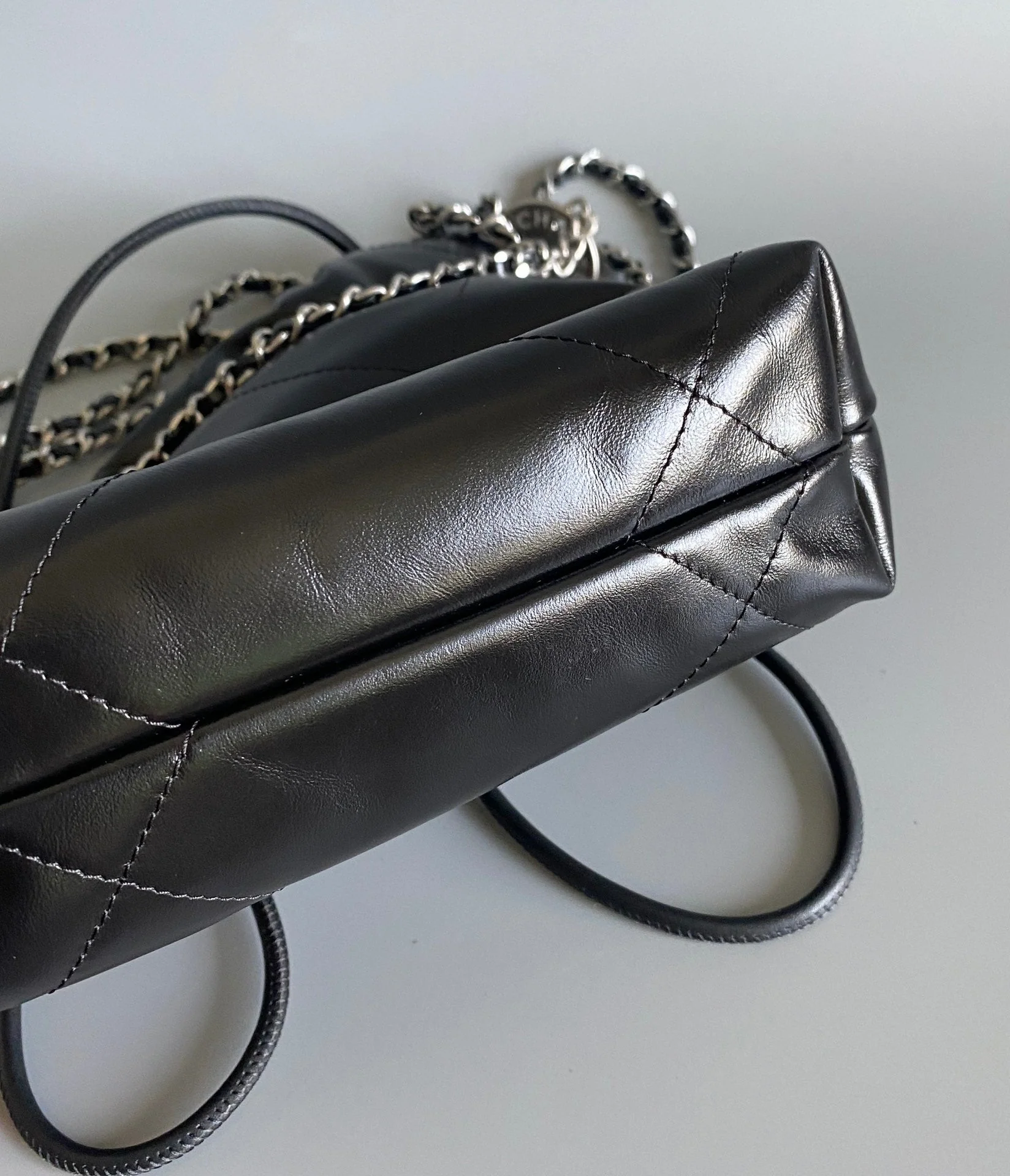 CC HOBO MINI 20CM BLACK LAMBSKIN SHW