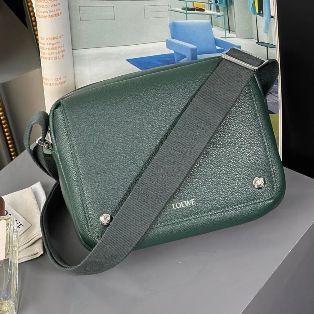 MEDIUM 23 PEBBLE MESSENGER BAG IN FOREST GREEN SUPPLE GRAINED CALFSKIN