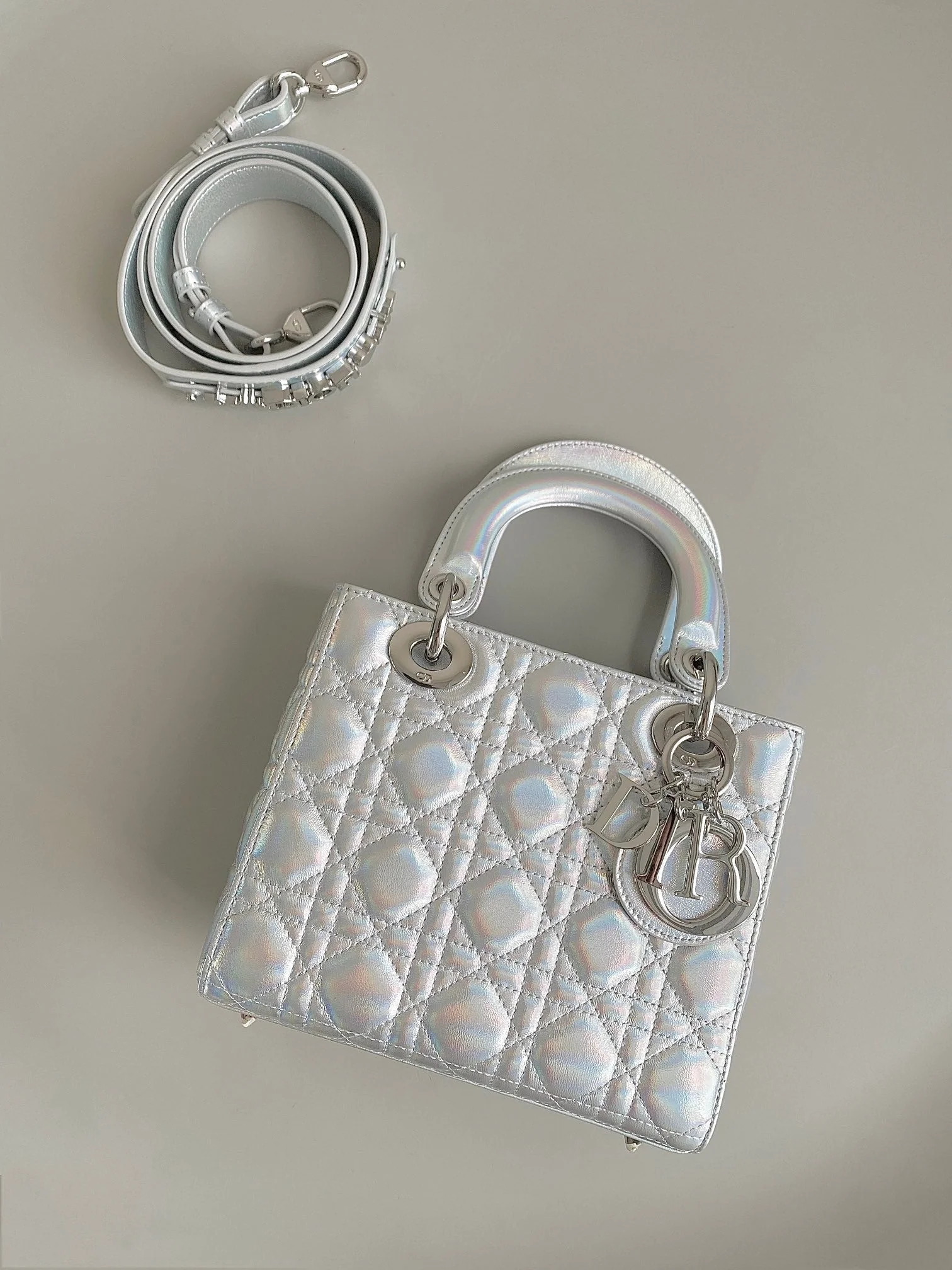 MEDIUM LADY 20 HANDBAG IN SILVER LAMBSKIN