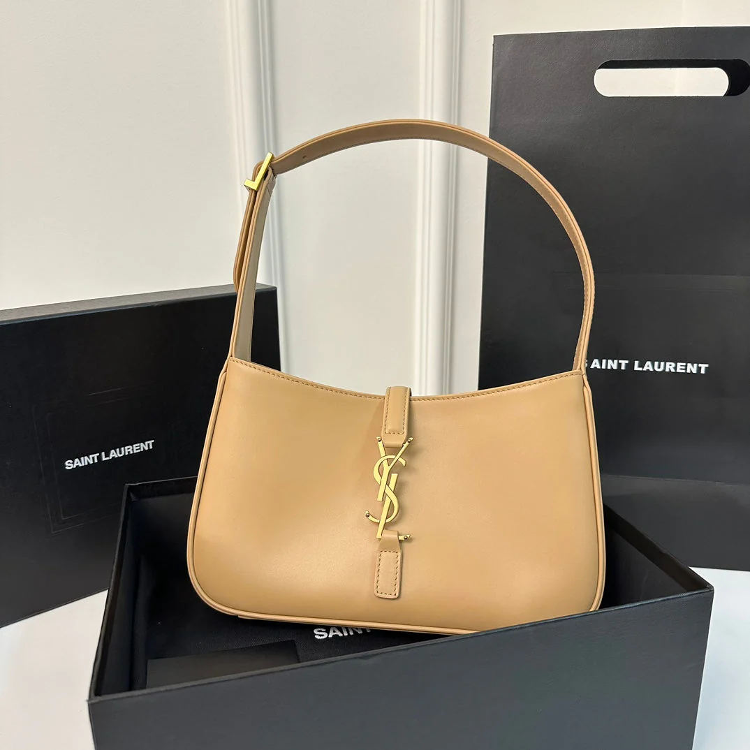 LE 5 À 7 BAG 24 YELLOW CREAM CALFSKIN
