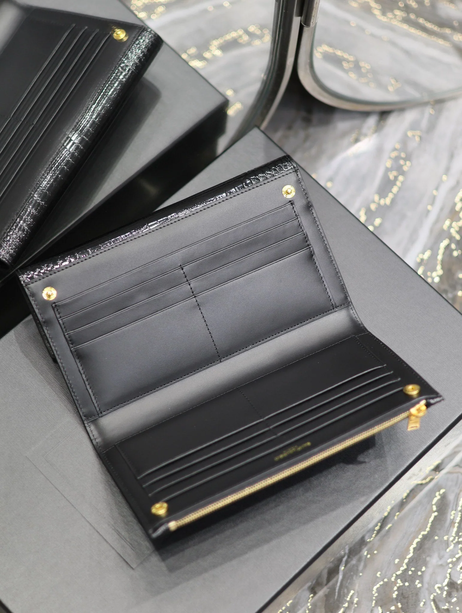 UPTOWN WALLET 21 IN BLACK CROCODILE PATTERN CALFSKIN GOLD LOGO