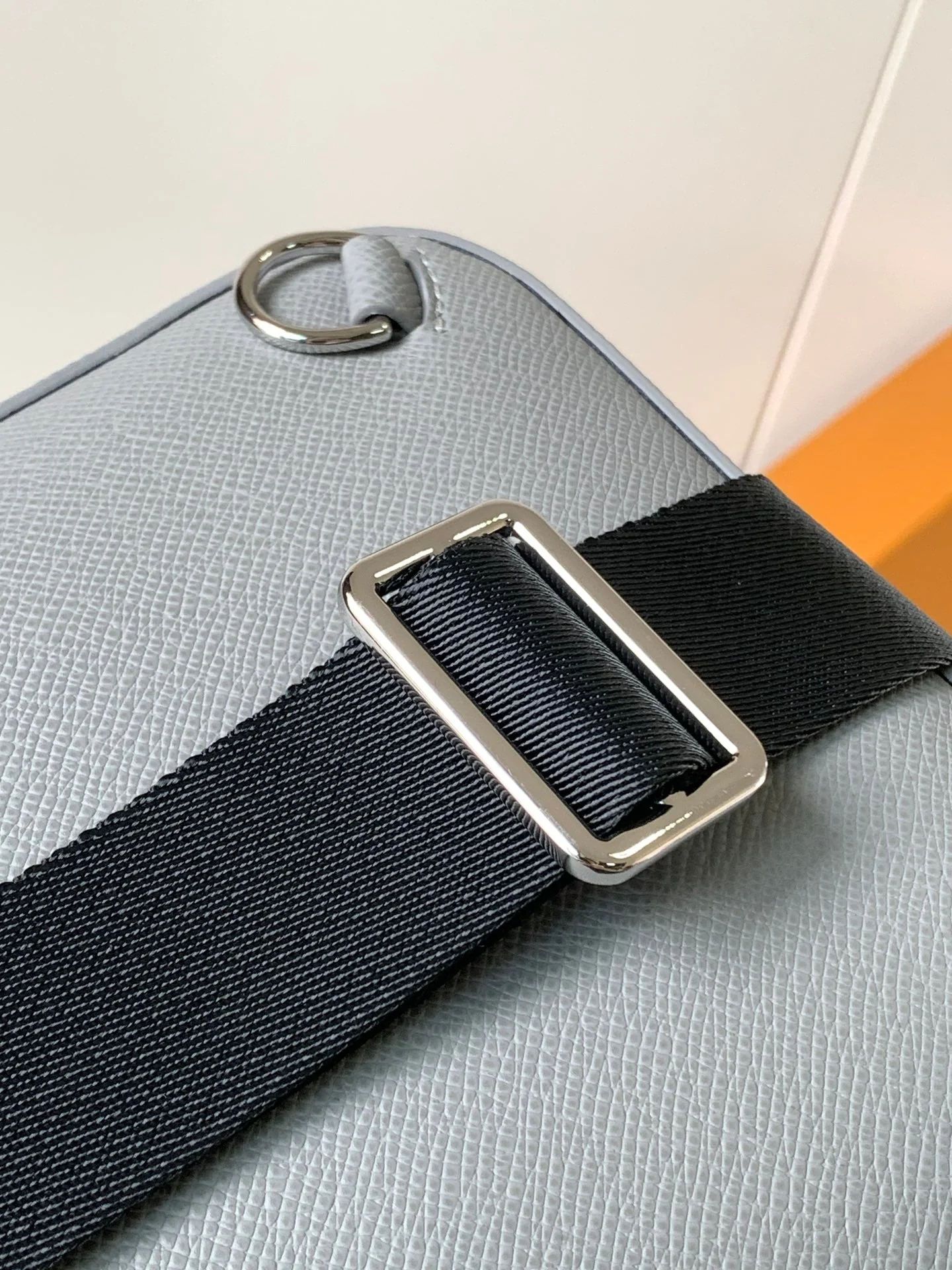 AVENUE SLINGBAG 31 IN GREY TAIGA LEATHER