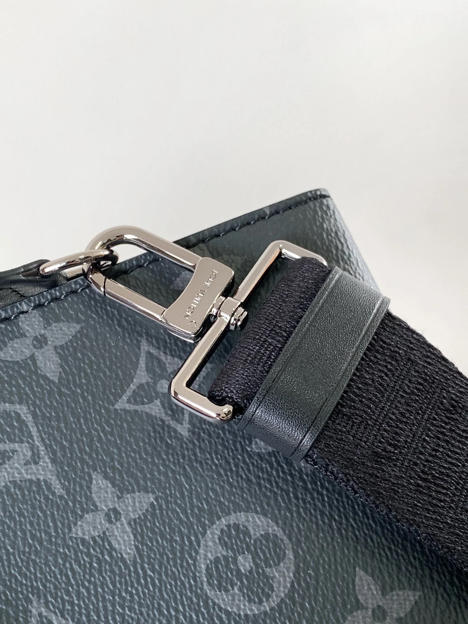 LV 25S GASTON WEARABLE WALLET 22 IN MONOGRAM ECLIPSE REVERSE CANVAS