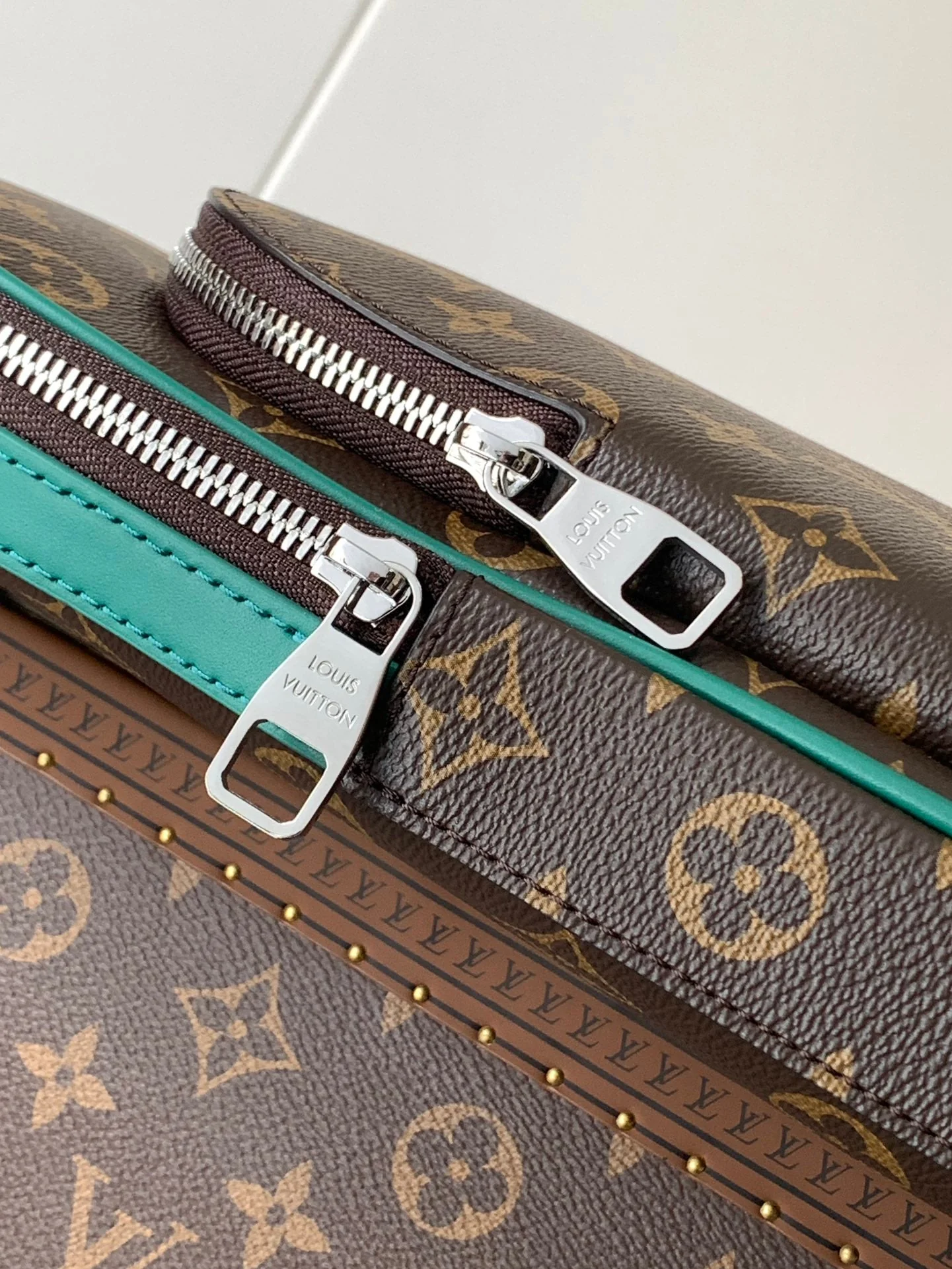 AVENUE SLINGBAG 31 IN BROWN MIX GREEN DAMIER GRAPHITE CANVAS