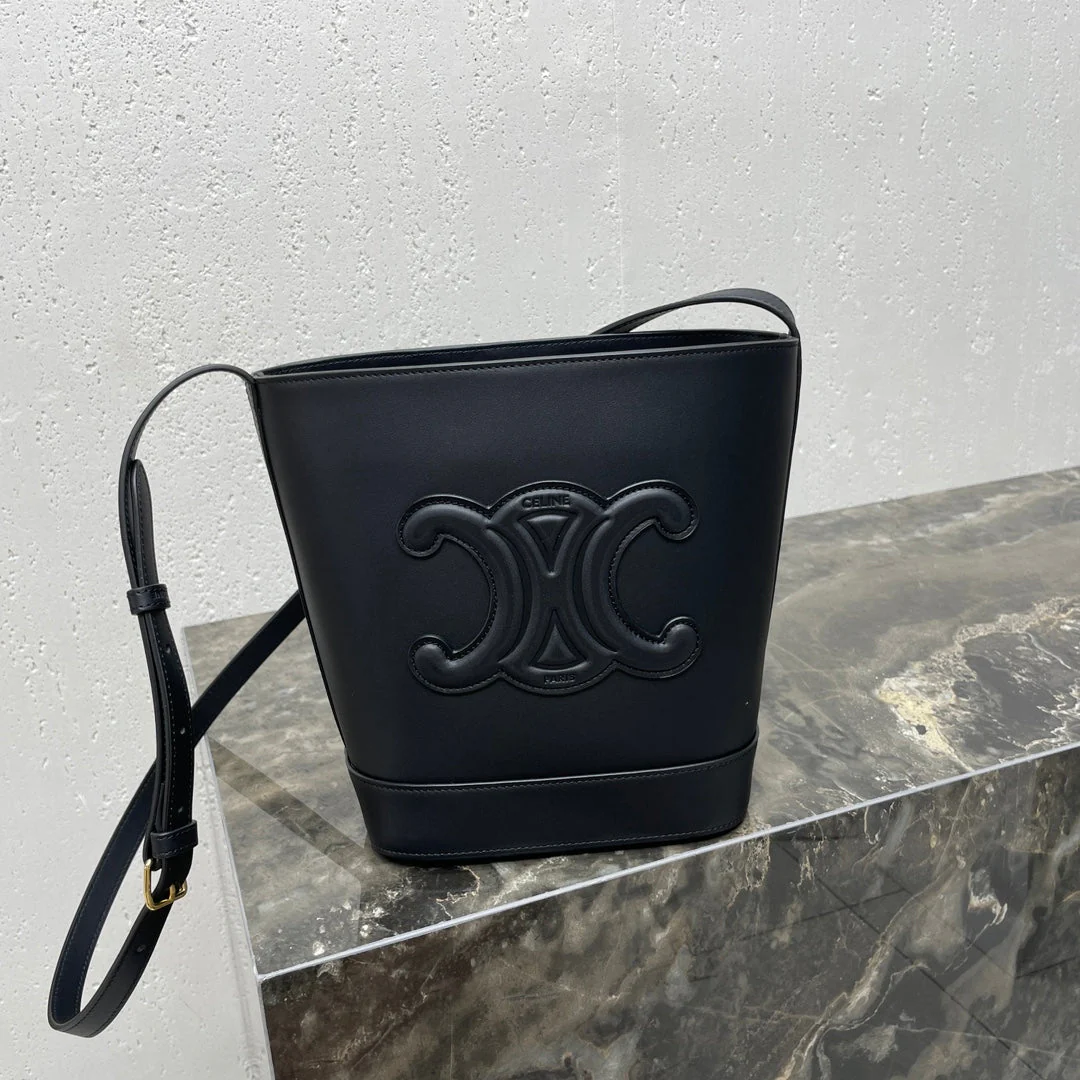 CELINE 25S CUIR TRIOMPHE BAG 30 IN BLACK CALFSKIN