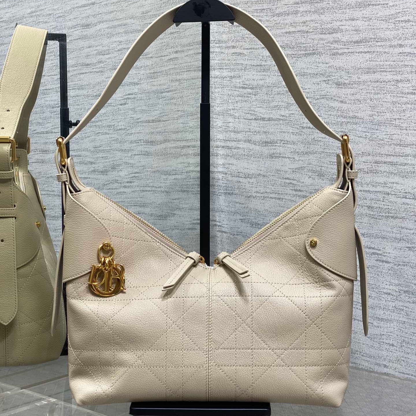 DIOR 25S MEDIUM VOYAGE BAG 28 IN POWDER BEIGE FLAT MACROCANNAGE GRAINED CALFSKIN