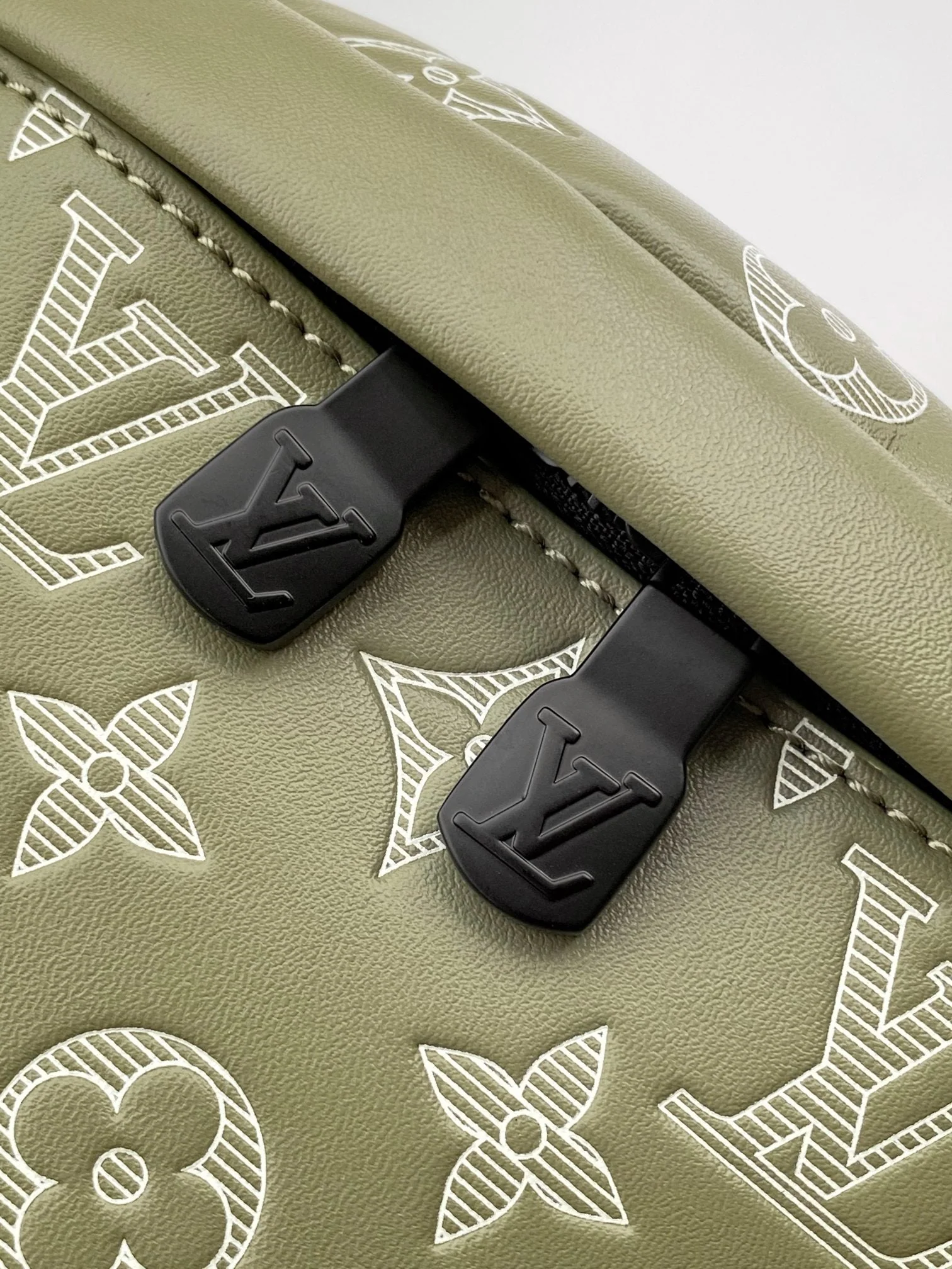 LV 25S DISCOVERY BUMBAG 44 IN OLIVE GREEN MONOGRAM CALFSKIN AND CANVAS