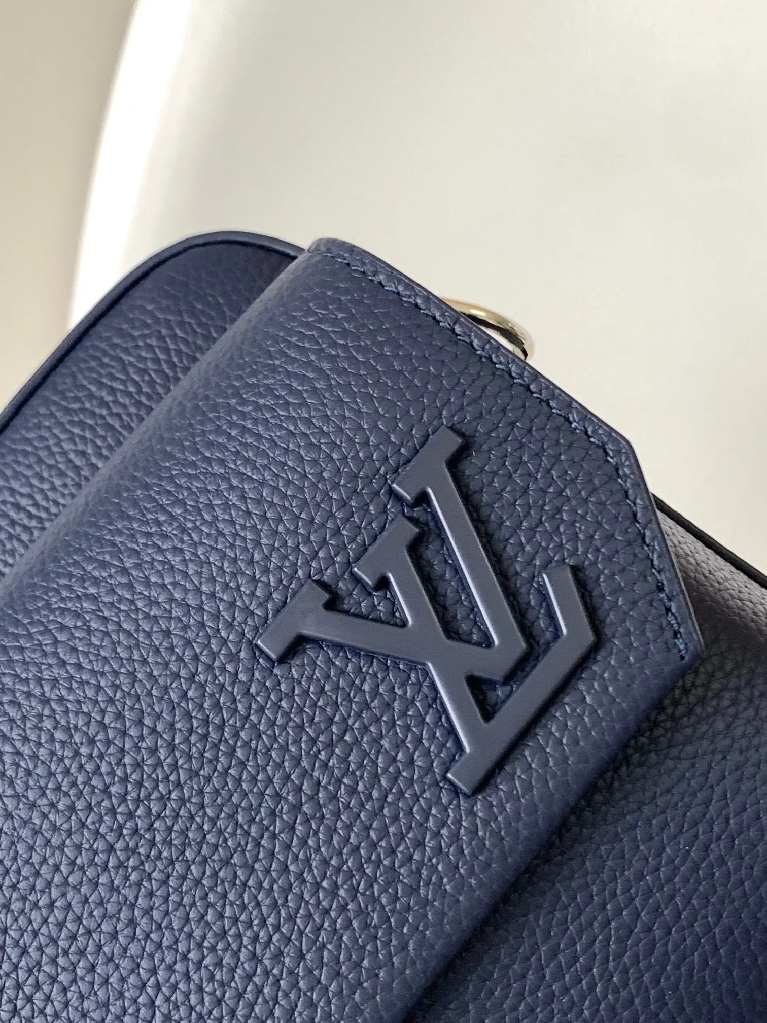 LV 25S FASTLINE MESSENGER BAG 23 IN DARK BLUE CALFSKIN