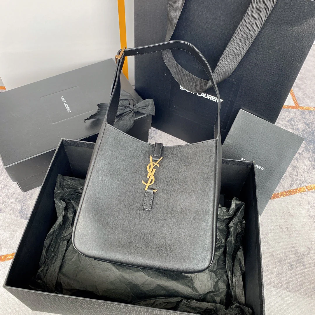 LE 5 À 7 SMALL SUPPLE 23 IN GRAY LAMBSKIN GOLD BUCKLE