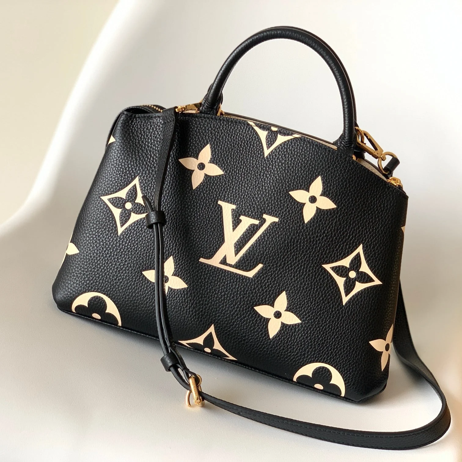 PETIT PALAIS PM MEDIUM SHOULDER BAG 29 IN BLACK MIX BEIGE EMBOSSED COWHIDE GOLD-TONE HARDWARE
