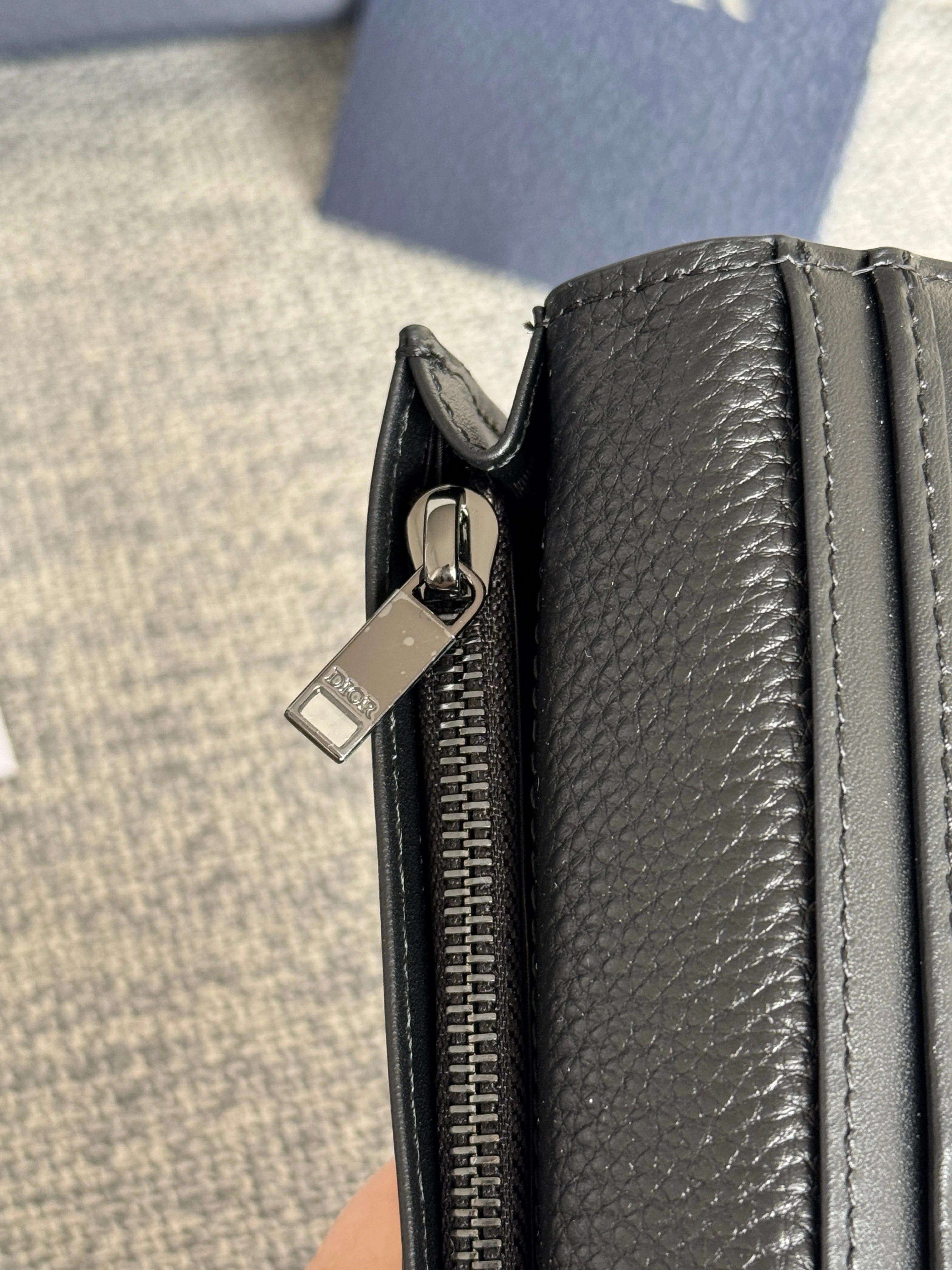 VERTICAL BIFOLD WALLET 19 IN BLACK GRAINED CALFSKIN MIX BLUE MONOGRAM OBLIQUE JACQUARD