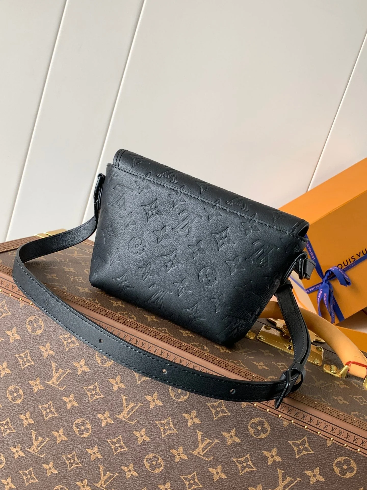 LV 25S PULSE WEARABLE WALLET 22 IN BLACK MONOGRAM SHADOW EMBOSSED CALFSKIN