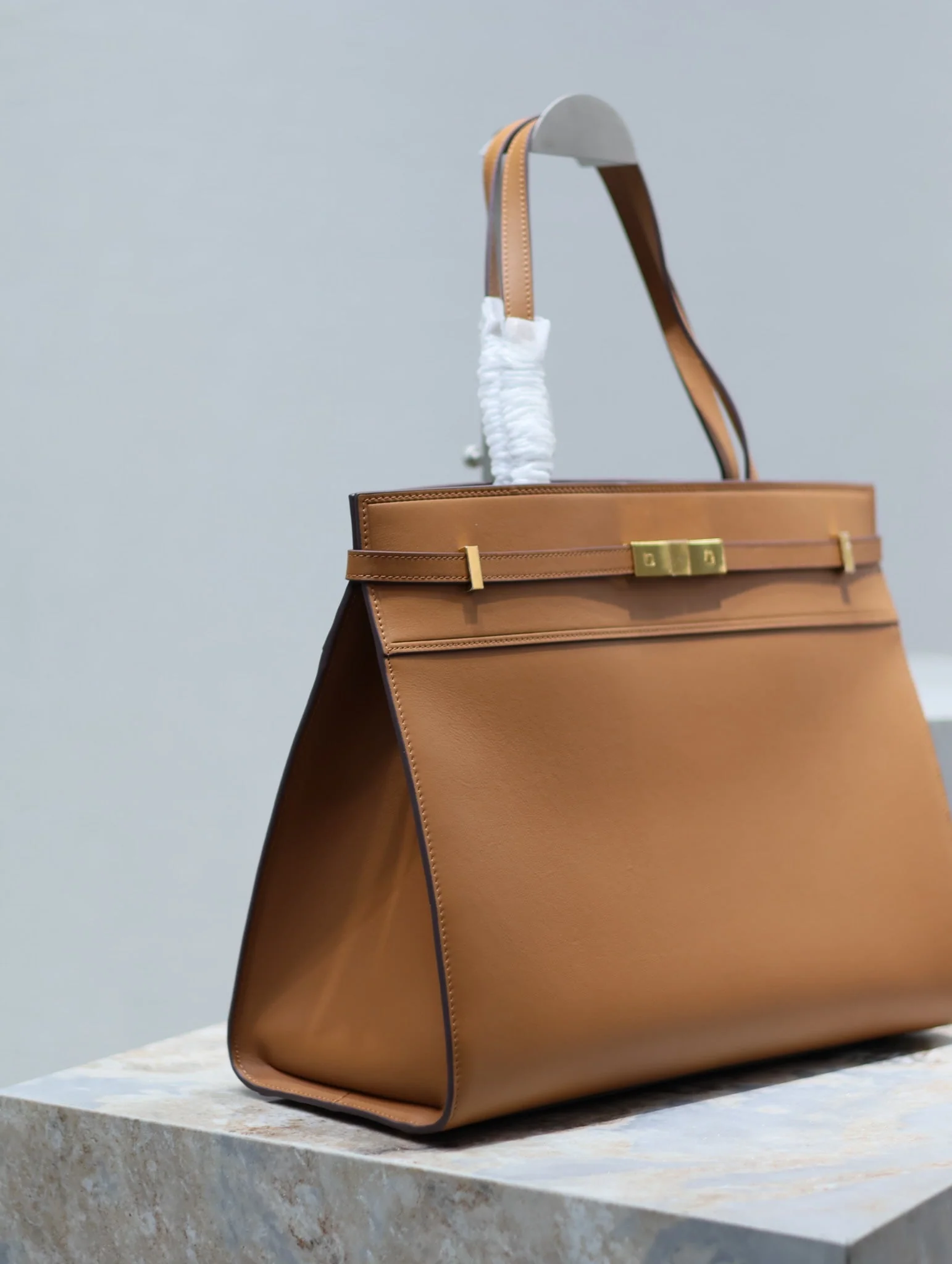 MANHATTAN SHOPPING BAG 40 IN TAWNY BROWN SMOOTH LAMBSKIN GOLD BUCKLE