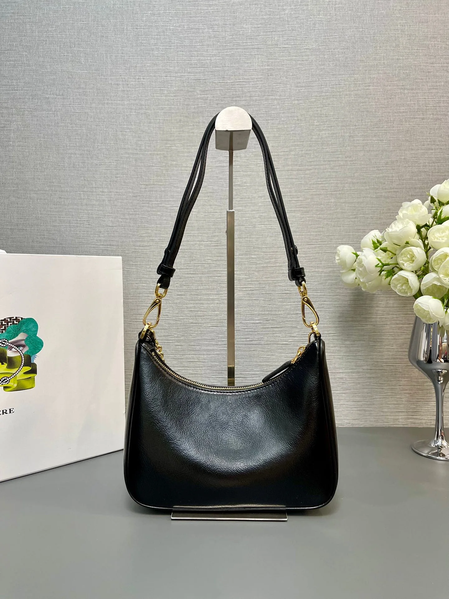 HOBO BAG 23 IN BLACK PATENT NAPPA LAMBSKIN GOLD HARDWARE