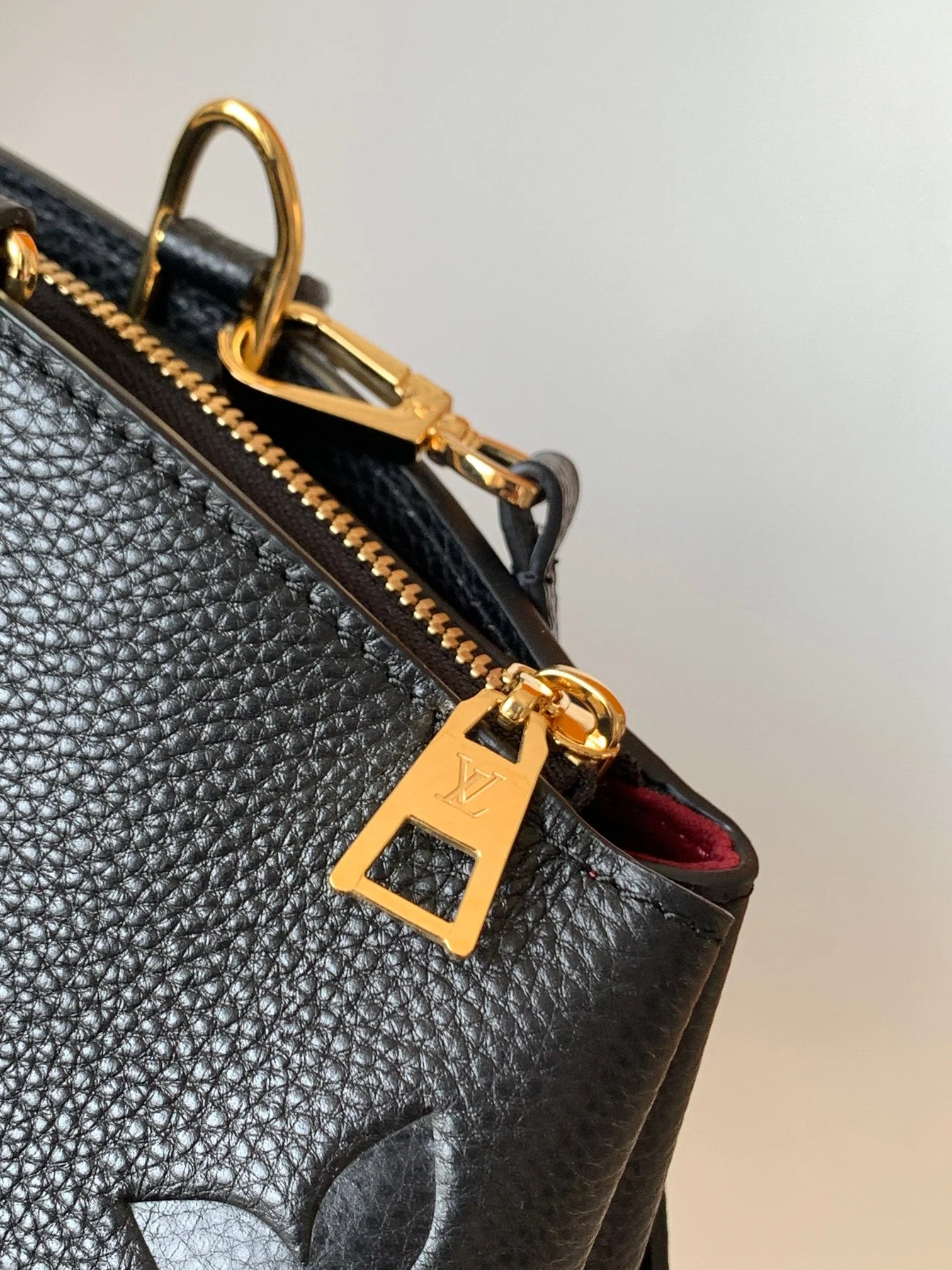 PETIT PALAIS PM LARGE SHOULDER BAG 34 IN BLACK EMBOSSED COWHIDE GOLD-TONE HARDWARE